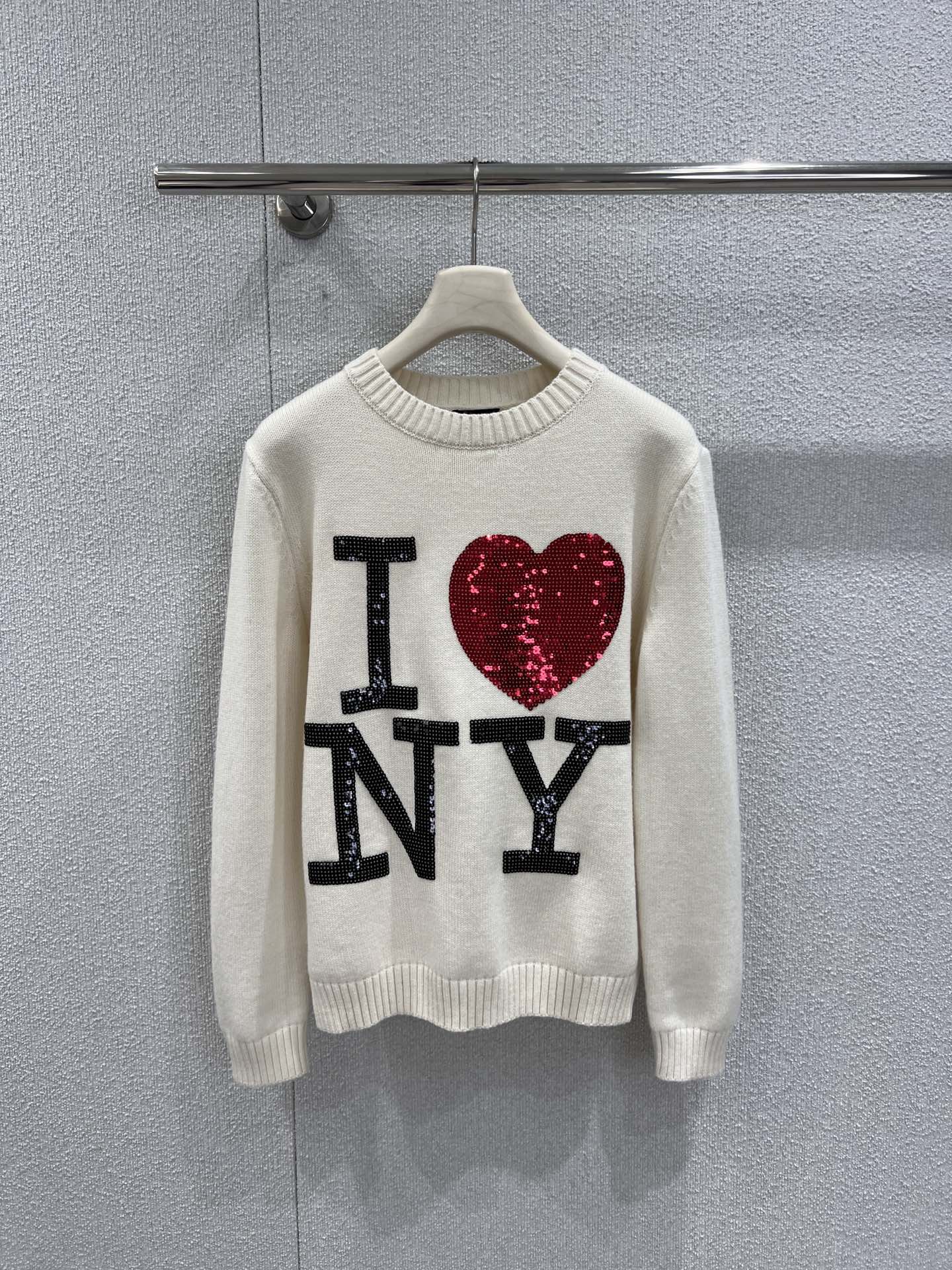 NO:708562,Supports exchange Chane* 25FW new autumn and winter love letter sequined knitted sweater丨Exclusive high-end version!  Customized wool fabric is soft and warm. Red and black sequins are hand-inlaid with love letters. The off-white background color is versatile. The loose silhouette is not flattering on the body shape. It is a sweet and cool tool for autumn and winter. Ready-made S/M/L real shot details,,chanel,sweaters,19860909支持换款 Chane* 25FW秋冬新款 爱心字母亮片针织毛衣丨独家高版出品！定制羊毛面料柔软保暖.红黑亮片手工镶嵌爱心字母,米白底色百搭,宽松廓形不挑身形,秋冬甜酷穿搭利器.现货发售S/M/L实拍细节图,,chanel,sweaters,,Women's clothing