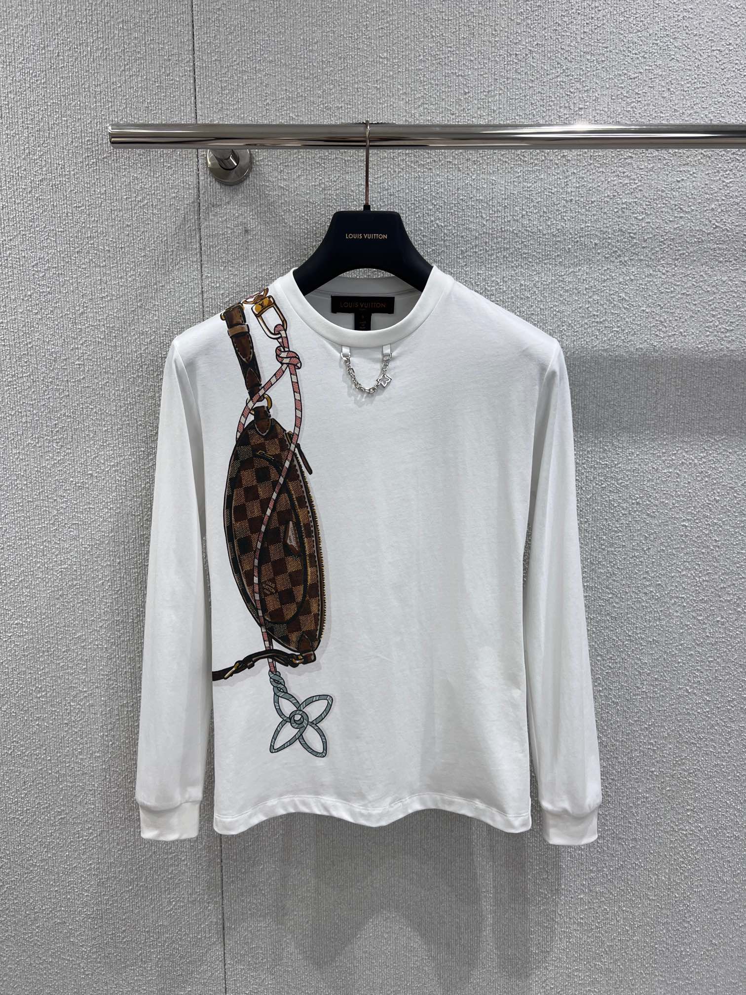 NO:708215,Support exchange Louis Vu*itton 25FW new autumn and winter chain checkerboard backpack printed long-sleeved T-shirt丨Exclusively developed by yb!  Top quality production!  Inspired by the classic Damier checkerboard pattern, the backpack print is three-dimensionally presented on the pure white body, and the metal chain-decorated neckline adds a cool texture. The high-count cotton fabric is soft and skin-friendly, and the loose tailoring adapts to various body shapes. It brings the iconic luxury charm into daily leisure, and one piece unlocks the casual and high-end sense of autumn and winter. Ready-made S/M/L real shot details, , louis vuitton, backpacks, tees, t-shirt,19860909支持换款 Louis Vu*itton 25FW秋冬新款 链条棋盘格背包印花长袖T恤丨独家yb开发！顶级高版出品！以经典Damier棋盘格为灵感,将背包印花立体呈现在纯白衣身,金属链条装饰领口增添冷冽质感.高支棉面料柔软亲肤,宽松剪裁适配各种身形,把标志性奢韵揉进日常休闲,一件解锁秋冬随性高级感.现货发售S/M/L实拍细节图,,louis vuitton,backpacks,tees，t-shirt,,Women's clothing