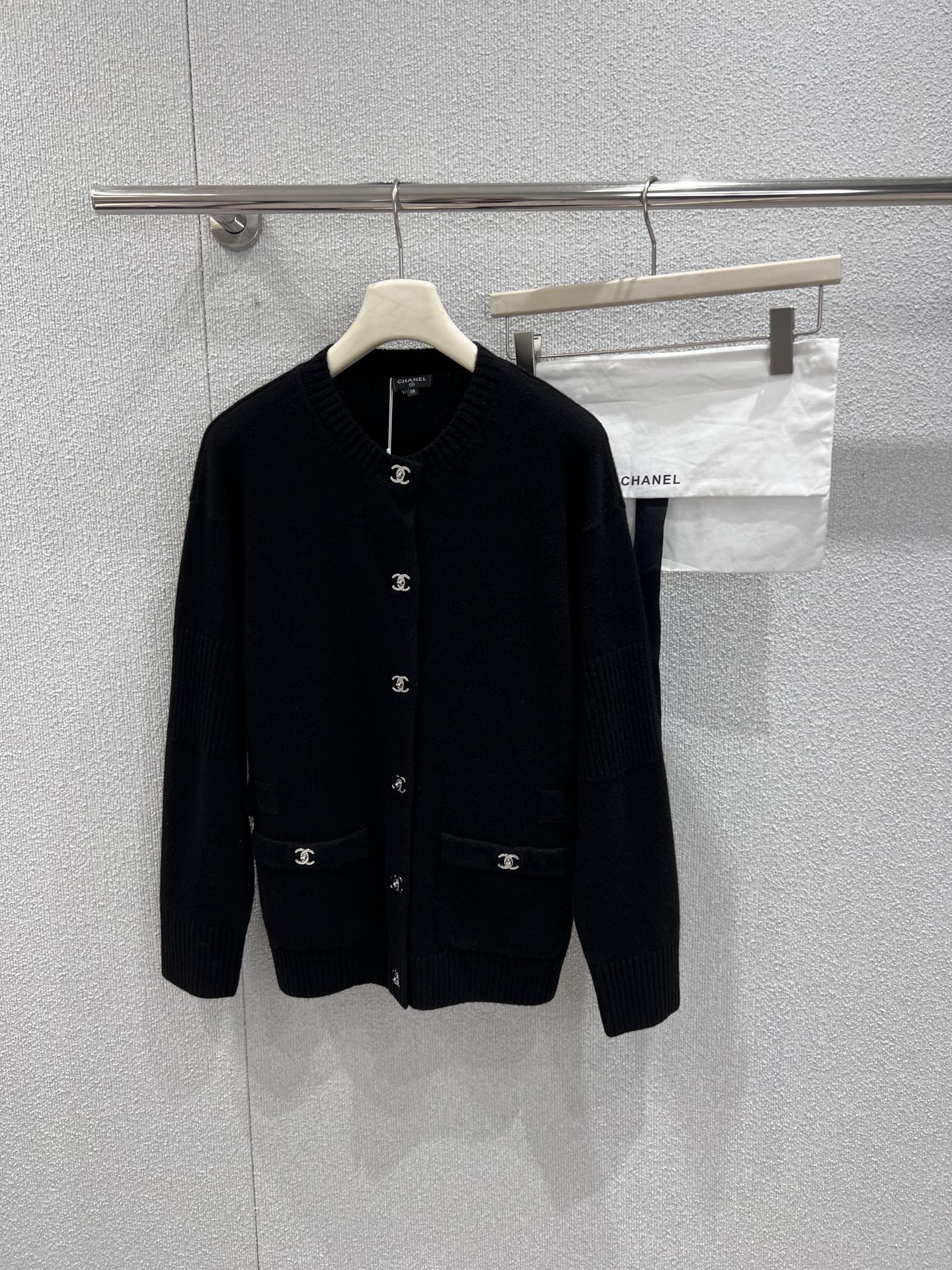 NO:708221,Supports exchange Cha*el 26s advanced handicraft workshop series new style black knitted cardigan with school bag button丨Exclusively developed by yb!  Top quality production!  The classic schoolbag buckle element is used to reinterpret French elegance. The luxurious cashmere blended fabric is selected, which is soft and skin-friendly and has a full sense of drape. The loose silhouette accommodates various body shapes; the metal schoolbag buckle is staggered to embellish the body, with double C dark pattern details, making the hand  The exquisite craftsmanship of the workshop is hidden in every millimeter. The pure black background color is versatile and does not choose any style. It can be worn alone or layered to create a lazy and exquisite fragrance atmosphere. It is19860909支持换款 Cha*el 26s高级手工坊系列新款 书包扣黑色针织开衫丨独家yb开发！顶级高版出品！以经典书包扣元素焕新诠释法式优雅.甄选奢级羊绒混纺面料,软糯亲肤且垂坠感十足,宽松廓形包容各种身形；金属书包扣错落点缀衣身,搭配双C暗纹细节,将手工坊的精工巧思藏于毫厘之间.纯黑底色百搭不挑风格,单穿叠搭皆能打造慵懒又精致的小香氛围感,是早春衣橱的奢雅点睛之选.现货发售S/M/L实拍细节图,,,Women's clothing