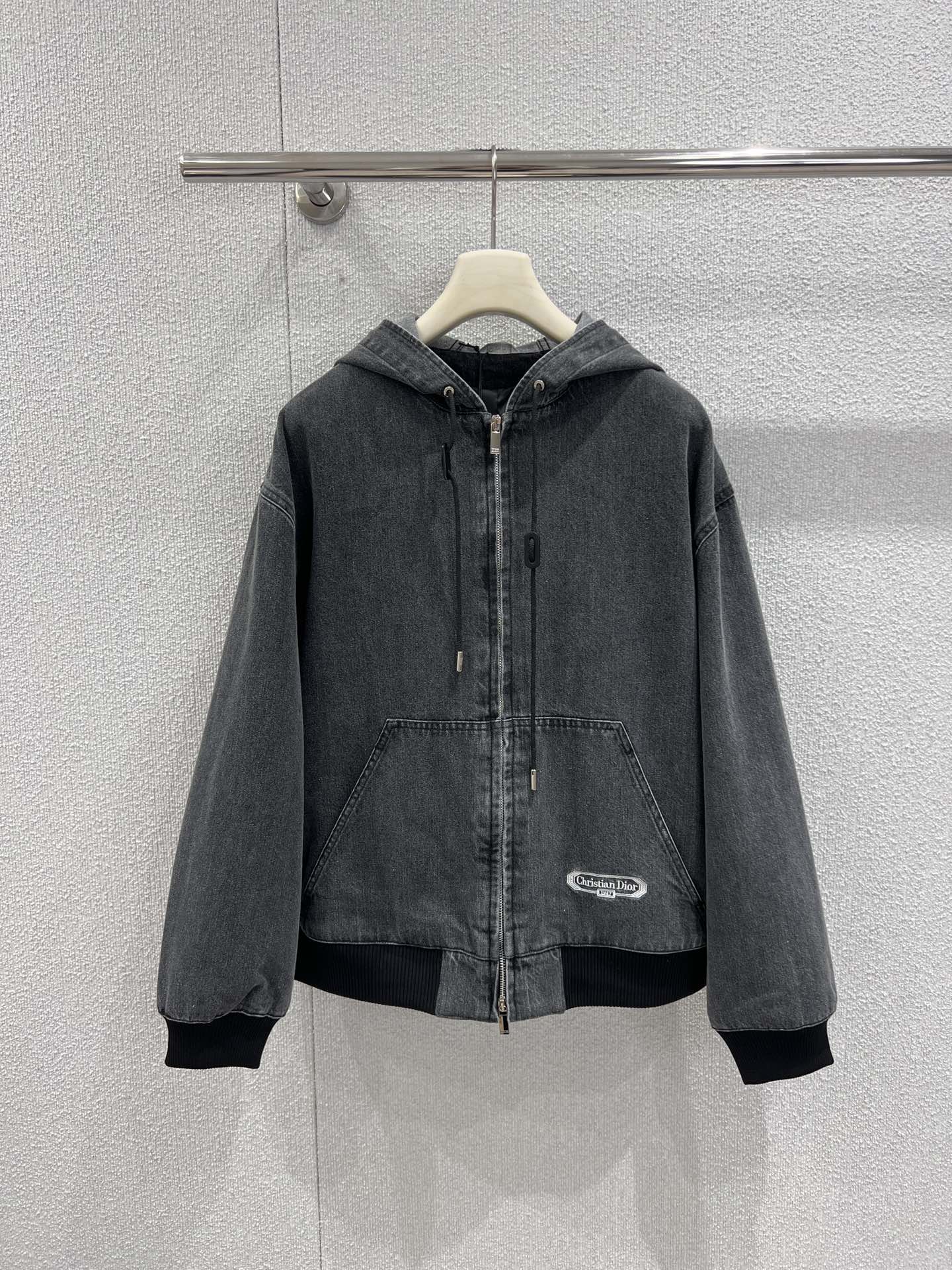 NO:708559,Support exchange Dio* 26Ss early spring new denim drawstring hooded double zipper jacket丨Exclusive high-end version!  The double-zipper design unlocks a variety of outfits, and the drawstring brim is casual and comfortable. Heavy denim has been washed and distressed, with a crisp texture. The neat silhouette is suitable for daily life, and it is easy to match the cool style of early spring. The same style for men and women. Ready stock S/M/L real shot details, dior, jackets & coats, jackets & coats, hats,19860909支持换款 Dio* 26Ss早春新款 牛仔布抽绳连帽双拉链夹克外套丨独家高版出品！双拉链设计解锁多元穿搭,抽绳帽檐随性自在.重磅丹宁经水洗做旧,质感挺括.利落廓形适配日常,轻松拿捏早春潮酷格调.男女同款 现货发售S/M/L实拍细节图,,dior,jackets & coats,jackets & coats,hats,,Women's clothing