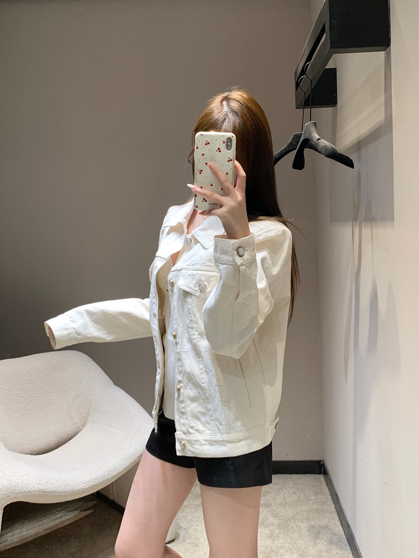 NO:708573,Louis Vui*ton 26Ss early spring new style old flower jacquard denim jacket丨Exclusive high-end version!  Heavy denim fabrics are selected and treated with stonewashing to reveal a soft off-white tone. They are soft to the touch and retain the crisp texture of the denim fabrics. The hidden presbyopia jacquard pattern on the body is created using textured intarsia technology, vaguely revealing the classic M under the light.  onogram texture, low-key and luxurious genes; classic lapel with metal snap button closure, neat short silhouette to optimize body proportions, dropped shoulder design is very tolerant for both men and women. Ready for sale S/M/L,, louis  vuitton,jackets & coats,19860909Louis Vui*ton 26Ss早春新款 老花提花牛仔外套丨独家高版出品！甄选重磅丹宁面料,经石洗工艺处理后呈现出柔和的米白色调,触感柔软且保留丹宁面料的挺括质感,衣身暗藏的老花提花图案采用织纹嵌花工艺打造,在光线下隐约浮现出经典Monogram纹理,低调中彰显奢华基因；经典翻领搭配金属按扣开合,利落的短款廓形优化身材比例,落肩设计对男女身形都极具包容度.现货发售S/M/L,,louis vuitton,jackets & coats,,Women's clothing