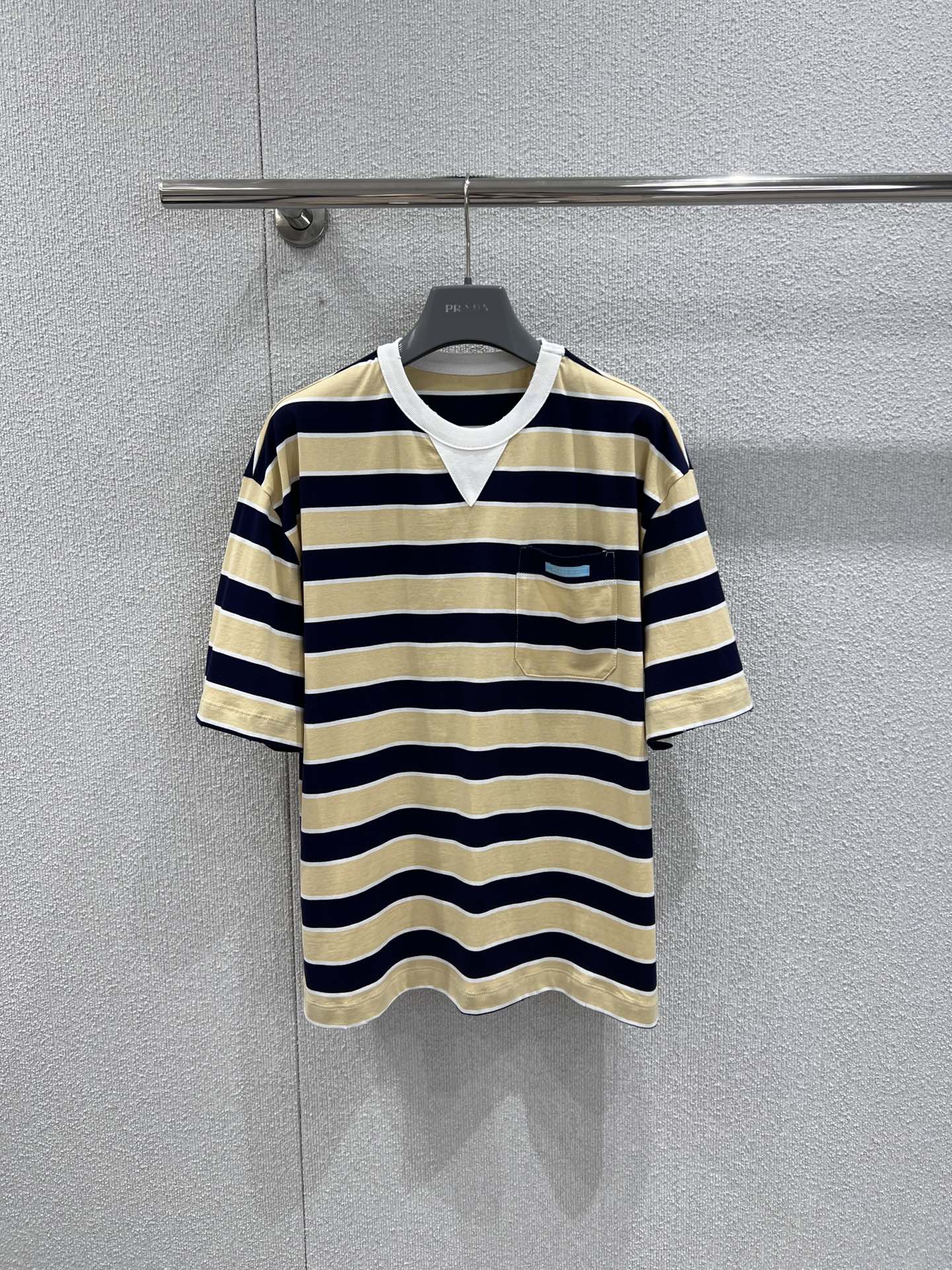 NO:708598,Supports exchange Prad* 26Ss early spring new style striped loose round neck short-sleeved T-shirt丨Exclusively developed by yb!  High quality production!  Classic navy stripes collide with the elegant color scheme of cream yellow and navy to reshape Italian casual aesthetics. The brand's exclusive high-count cotton blended fabric is used, which is soft and waxy to the touch and has a crisp texture. The loose shoulder cut accommodates diverse body shapes, and the low-key triangular logo woven label on the chest hides the brand's genes. Whether paired with a pleated skirt, it looks sweet and cool.  Whether it has a girly look or combined with casual sweatpants to interpret casual street style, it can be the finishing touch of early spring style. It is an indispensable and versatile item in the light luxury wardrobe. Ready-made S/M/L real shot details, prada, skirts, T-shirt, tees, t-shirt,19860909支持换款 Prad* 26Ss早春新款 条纹宽松圆领短袖T恤丨独家yb开发！高版出品！以经典海军风条纹碰撞奶油黄与藏青的雅致配色,重塑意式休闲美学.采用品牌专属高支棉混纺面料,触感软糯且兼具挺括质感,宽松落肩剪裁包容多元身形,胸前低调的三角徽标织标暗藏品牌基因.无论是搭配百褶半裙打造甜酷少女感,还是与休闲卫裤组合诠释随性街头风,都能成为早春造型的点睛之笔,是轻奢衣橱里不可缺少的百搭单品.现货发售S/M/L实拍细节图,,prada,skirts,T-shirt,tees，t-shirt,,Women's clothing