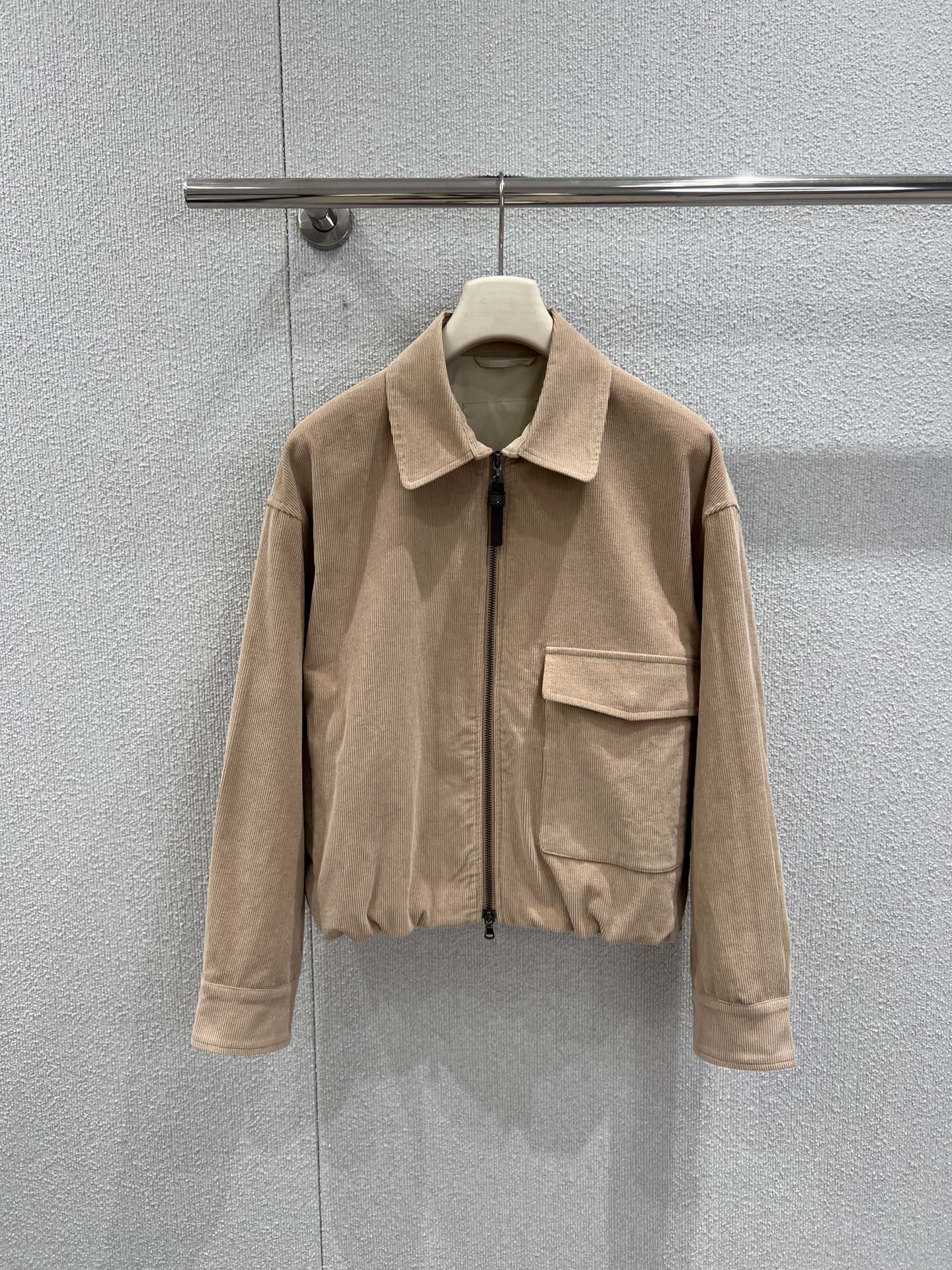 NO:708979,Support exchange Brunello Cuci*elli 26Ss early spring new beaded quilted ribbed cotton corduroy jacket丨Exclusive high-end version!  The iconic high-count ribbed cotton corduroy fabric is selected. The soft beige color has a warm and moist texture. The vertical stripes of the corduroy are delicate and full, making you feel warm to the touch. The beaded quilting process of the body is decorated with low-key metal beads between the quilting lines.  It echoes the texture of the matte metal zipper, the lapel design modifies the neck line, the loose short cut optimizes the body proportions, and the elastic hem increases the wearing comfort. Ready-made S/M/L real shot details, brunello  cucinelli,jackets & coats,19860909支持换款 Brunello Cuci*elli 26Ss早春新款 珠饰绗缝罗纹棉灯芯绒外套丨独家高版出品！甄选标志性的高支罗纹棉灯芯绒面料,浅驼色的柔和色调自带温润质感,灯芯绒的竖条纹理细腻饱满,触感触手生温.衣身的珠饰绗缝工艺低调的金属珠饰点缀于绗缝纹路间,与哑光金属拉链形成质感呼应,翻领设计修饰颈部线条,宽松的短款剪裁优化身材比例,松紧下摆则增添了穿着的舒适度.现货发售S/M/L实拍细节图,,brunello cucinelli,jackets & coats,,Women's clothing