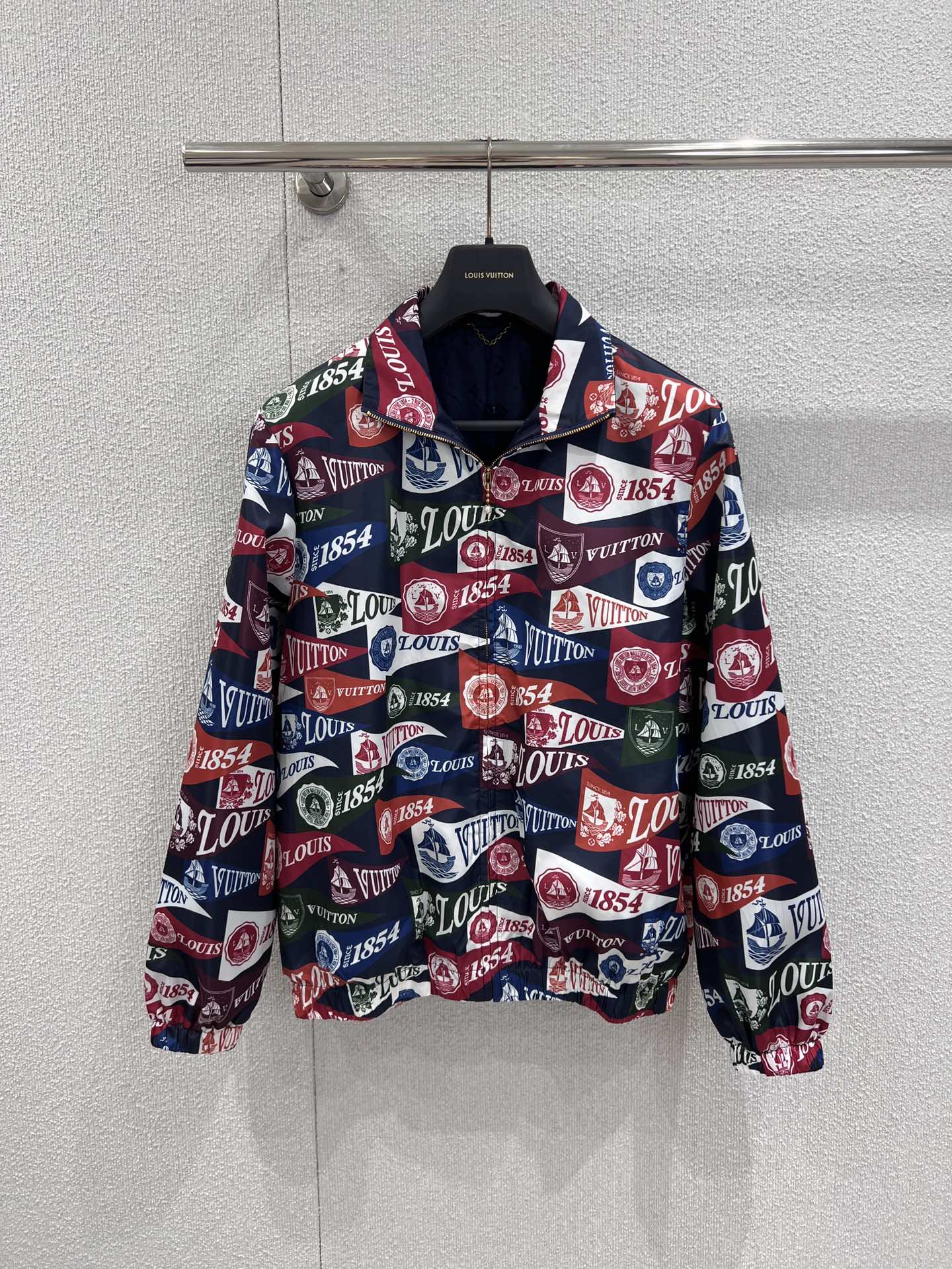 NO:708972,Support exchange Louis Vuitt*n 25FW new autumn and winter 1854 printed windproof zipper jacket丨Exclusive high-end version!  Paired with the all-over printed 1854 logo and contrasting color elements, it breaks the monotony of the solid-color jacket. The 1854 number hides the century-old heritage of the brand. The lightweight windproof nylon fabric is selected, the upper body has no weight-bearing feeling and has an outstanding sense of drape. The loose version is extremely tolerant to the body, whether it is a small person or a slightly fat figure. It can be easily controlled by S/M/L. Actual details of the ready-made S/M/L,, louis vuitton, jackets & coats, jackets &  coats,19860909支持换款 Louis Vuitt*n 25FW秋冬新款 1854印花防风拉链夹克外套丨独家高版出品！搭配满印的1854标识与撞色元素,打破了纯色外套的单调,1854数字则暗藏品牌的百年底蕴.精选轻量化的防风尼龙面料,上身无负重感且垂坠感出众,宽松的版型对身材的包容度极高,无论是小个子还是微胖身形都能轻松驾驭.现货发售S/M/L实拍细节图,,louis vuitton,jackets & coats,jackets & coats,,Women's clothing