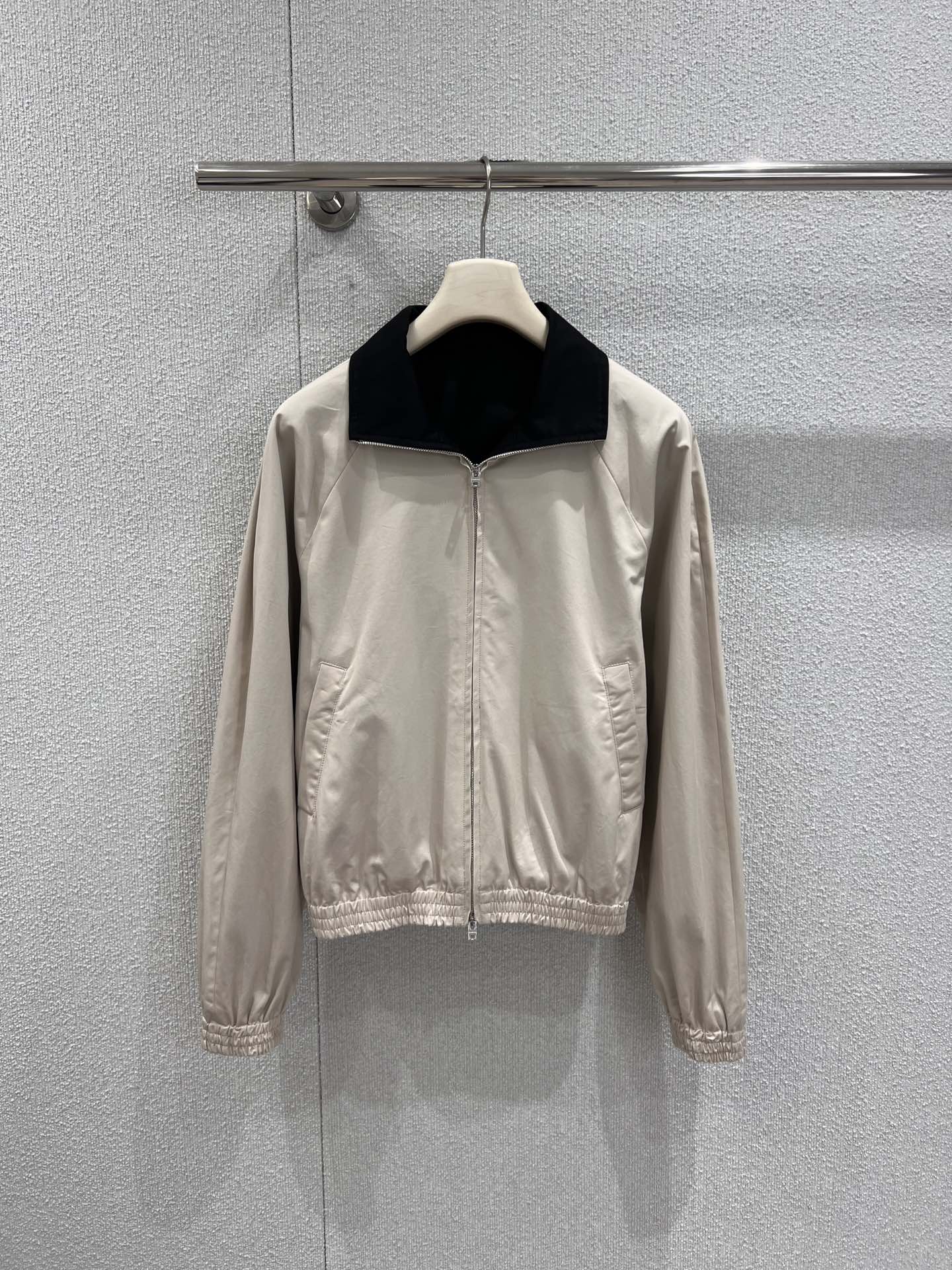 NO:708975,Support exchange Acne studi* 26Ss early spring new style 1996 stand-up collar zipper elastic hem casual jacket丨Exclusive high-end version!  The pure off-white color is paired with a neat stand-up collar zipper, which shows a sense of high-end without unnecessary decoration. The 1996 embroidery on the back is outlined with stitches of the same color, which is low-key yet recognizable. The loose shoulder cut creates a lazy wearing atmosphere, and the elasticated  The hem can be tightened to create a short style, optimizing body proportions. The metal snaps and zipper pullers in the details have been polished, highlighting the light luxury texture. It is a must-have for creating a Nordic style in early spring. Ready-made S/M/L real shot details, Acne  studios,jackets & coats,19860909支持换款 Acne studi* 26Ss早春新款 1996立领拉链松紧下摆休闲外套丨独家高版出品！米白色的纯净色调搭配利落的立领拉链,没有多余的装饰却尽显高级感,后背的1996刺绣以同色系线迹勾勒,低调又不失辨识度.宽松的落肩剪裁营造出慵懒的穿搭氛围,松紧下摆可收紧打造短款效果,优化身材比例,细节处的金属按扣与拉链头都经过抛光处理,彰显轻奢质感,是早春打造北欧风造型的必备款.现货发售S/M/L实拍细节图,,acne studios,jackets & coats,,Women's clothing