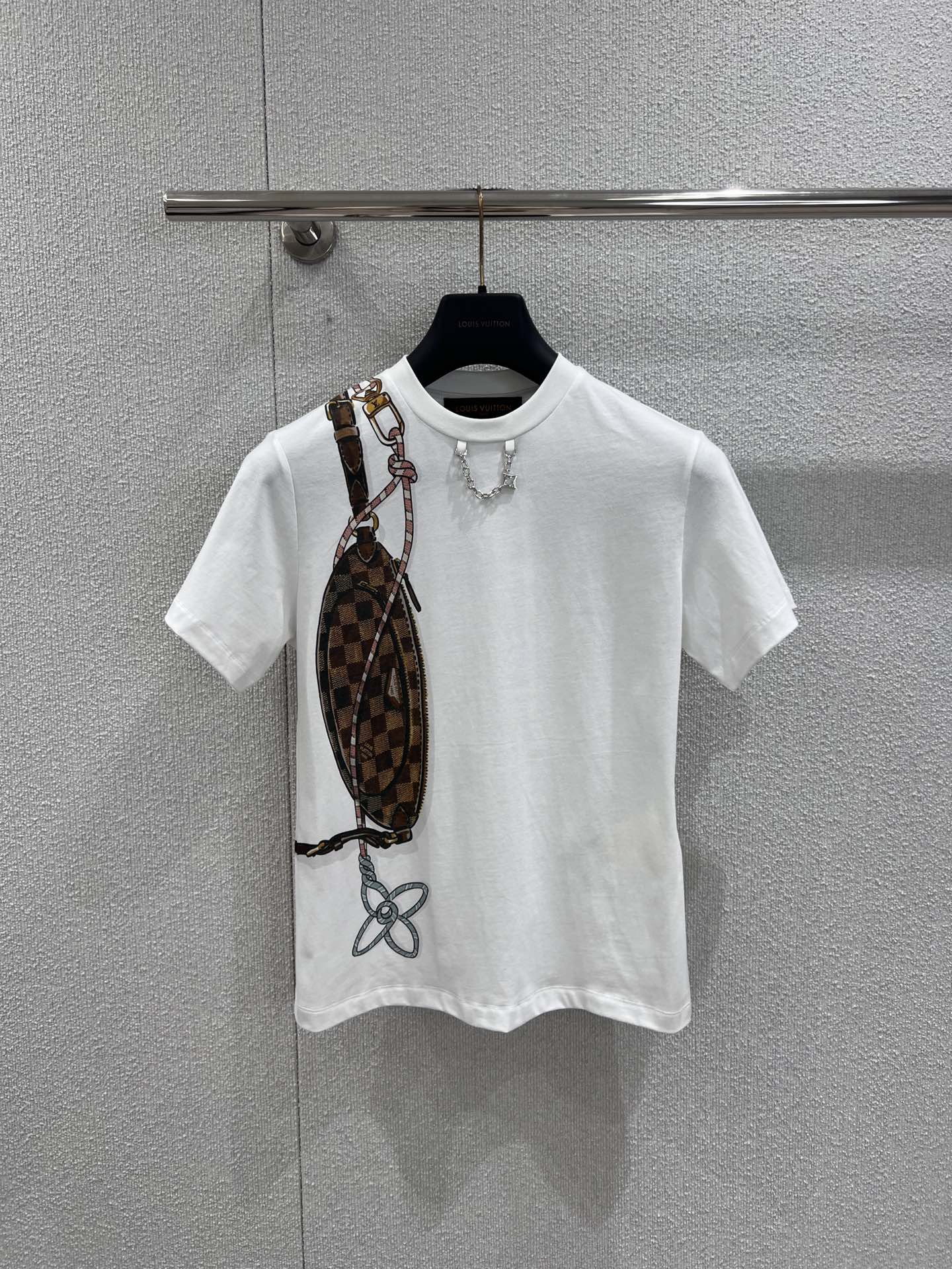 NO:708577,Support exchange Louis Vuitt*n 2025 autumn and winter series chain checkerboard backpack printed short-sleeved T-shirt丨Exclusively developed by yb!  High quality production!  The classic checkerboard element is combined with the backpack-shaped print to create a highly recognizable visual effect. The details of the metal chain are outlined to give the print a three-dimensional texture. High-count combed cotton fabric is soft and skin-friendly, breathable and sweat-absorbent. The classic round neck combined with moderately loose tailoring is tolerant of all body shapes and can easily adapt to the needs of wearing alone or as an inner layer. Ready-made S/M/L real shot details, Louis  vuitton,backpacks,T-shirt,tees,t-shirt,19860909支持换款 Louis Vuitt*n 2025秋冬系列链条棋盘格背包印花短袖T恤丨独家yb开发！高版出品！经典的棋盘格元素与背包造型印花融合,打造出极具辨识度的视觉效果.搭配金属链条的细节勾勒,让印花呈现出立体的质感.高支精梳棉面料,触感柔软亲肤且透气吸汗,经典圆领结合适度宽松的剪裁,包容各类身形的同时,轻松适配单穿或内搭的穿搭需求.现货发售S/M/L实拍细节图,,louis vuitton,backpacks,T-shirt,tees，t-shirt,,Women's clothing