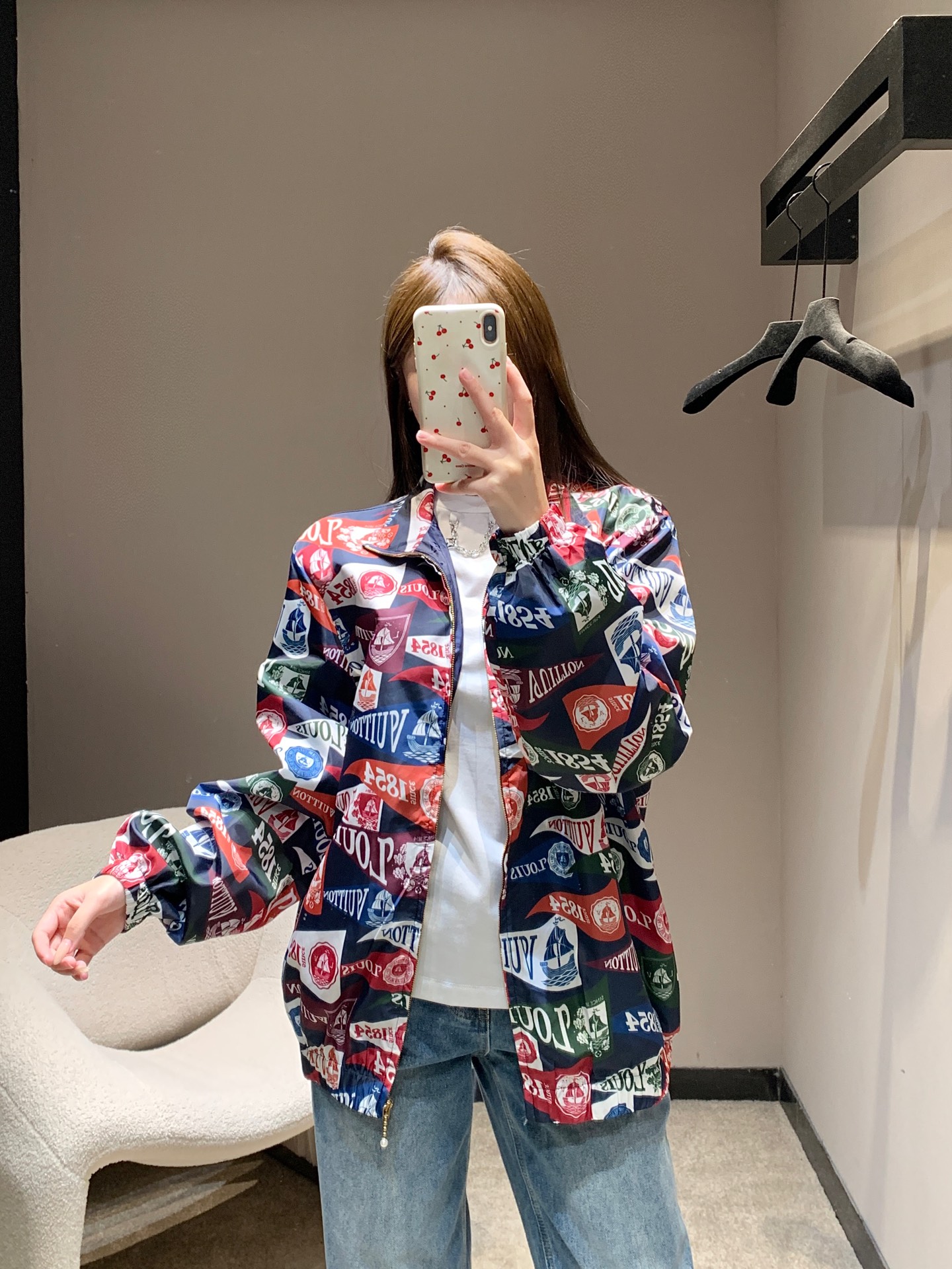 NO:708974,Louis Vuitt*n 25FW new autumn and winter 1854 printed windproof zipper jacket丨Exclusive high-end version!  Paired with the all-over printed 1854 logo and contrasting color elements, it breaks the monotony of the solid-color jacket, and the 1854 number hides the century-old heritage of the brand. The lightweight windproof nylon fabric is selected, the upper body has no weight-bearing feeling and has an outstanding sense of drape. The loose version is extremely tolerant to the body, whether it is a small person or a slightly fat body, it can be easily controlled. Ready for sale S/M/L,, louis vuitton, jackets & coats, jackets & coats,19860909Louis Vuitt*n 25FW秋冬新款 1854印花防风拉链夹克外套丨独家高版出品！搭配满印的1854标识与撞色元素,打破了纯色外套的单调,1854数字则暗藏品牌的百年底蕴.精选轻量化的防风尼龙面料,上身无负重感且垂坠感出众,宽松的版型对身材的包容度极高,无论是小个子还是微胖身形都能轻松驾驭.现货发售S/M/L,,louis vuitton,jackets & coats,jackets & coats,,Women's clothing