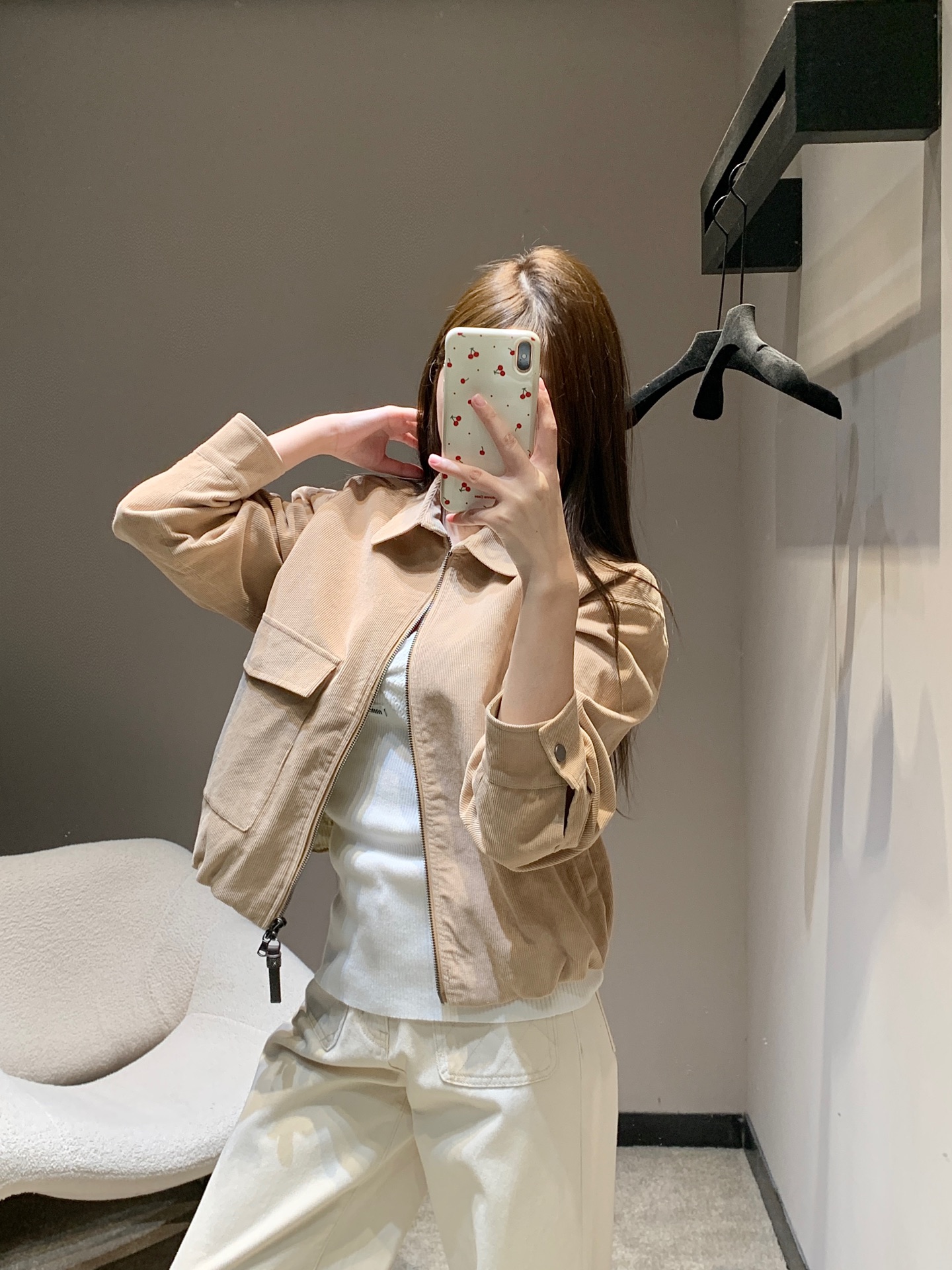 NO:708981,Brunello Cuci*elli 26Ss early spring new beaded quilted ribbed cotton corduroy jacket丨Exclusive high-end version!  The iconic high-count ribbed cotton corduroy fabric is selected. The soft beige color has a warm texture. The vertical stripes of the corduroy are delicate and full, making it warm to the touch. The beaded quilting process of the body is decorated with low-key metal beads on the quilting texture.  The texture echoes with the matte metal zipper, the lapel design modifies the neck line, the loose short cut optimizes the body proportions, and the elastic hem adds to the comfort of wearing. Available in stock S/M/L,, brunello  cucinelli,jackets & coats,19860909Brunello Cuci*elli 26Ss早春新款 珠饰绗缝罗纹棉灯芯绒外套丨独家高版出品！甄选标志性的高支罗纹棉灯芯绒面料,浅驼色的柔和色调自带温润质感,灯芯绒的竖条纹理细腻饱满,触感触手生温.衣身的珠饰绗缝工艺低调的金属珠饰点缀于绗缝纹路间,与哑光金属拉链形成质感呼应,翻领设计修饰颈部线条,宽松的短款剪裁优化身材比例,松紧下摆则增添了穿着的舒适度.现货发售S/M/L,,brunello cucinelli,jackets & coats,,Women's clothing