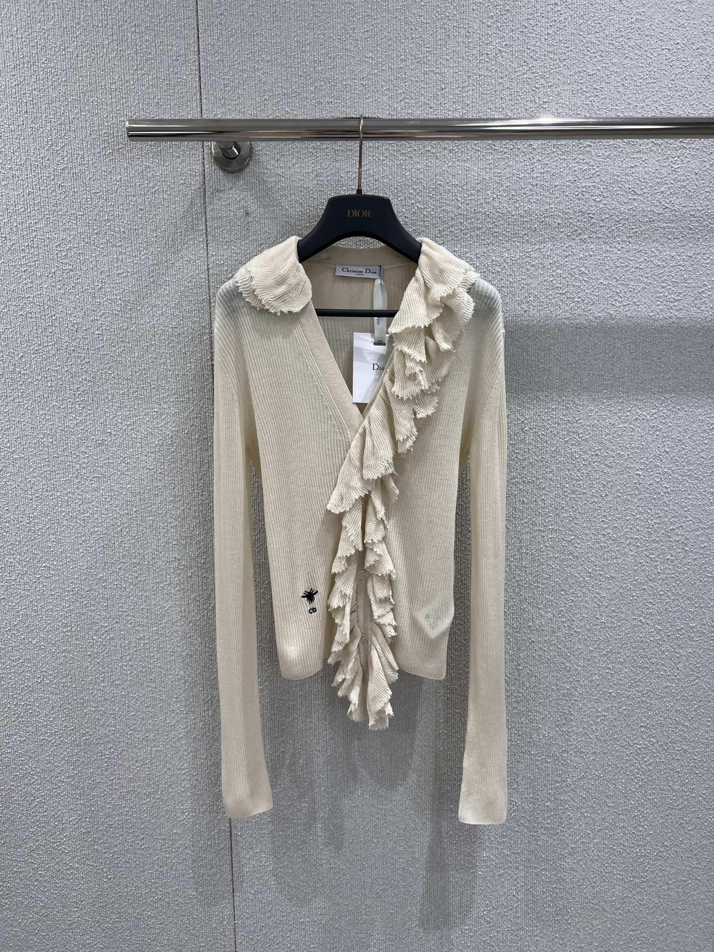 NO:708990,Supports exchange Dio* 25Fw new autumn and winter linen silk removable ruffled knitted cardigan丨Exclusively developed by yb!  Top quality production!  The classic V-neck cardigan style, with detachable ruffle decoration, and light beige linen and silk blended fabric, gives the basic style a unique fashion charm. The romance of the ruffles and the casualness of linen form a wonderful style balance. The fabric has the breathability of linen and the smoothness of silk. The slim tailoring outlines the graceful body curve. The invisible zippers and precision stitching in the details hide the high-definition craftsmanship. Ready-made S/M/L real shot details, dior, real  silk,19860909支持换款 Dio* 25Fw秋冬新款 亚麻真丝可拆卸荷叶边针织开衫丨独家yb开发！顶级高版出品！经典的V领开衫版型,搭配可拆卸的荷叶边装饰,浅米色的亚麻真丝混纺面料,让基础款型焕发独特的时尚魅力,荷叶边的浪漫与亚麻的随性形成奇妙的风格平衡.面料兼具亚麻的透气与真丝的顺滑,修身的剪裁勾勒出优美的身形曲线,细节处的隐形拉链与精密车线,暗藏高定工艺.现货发售S/M/L实拍细节图,,dior,real silk,,Women's clothing