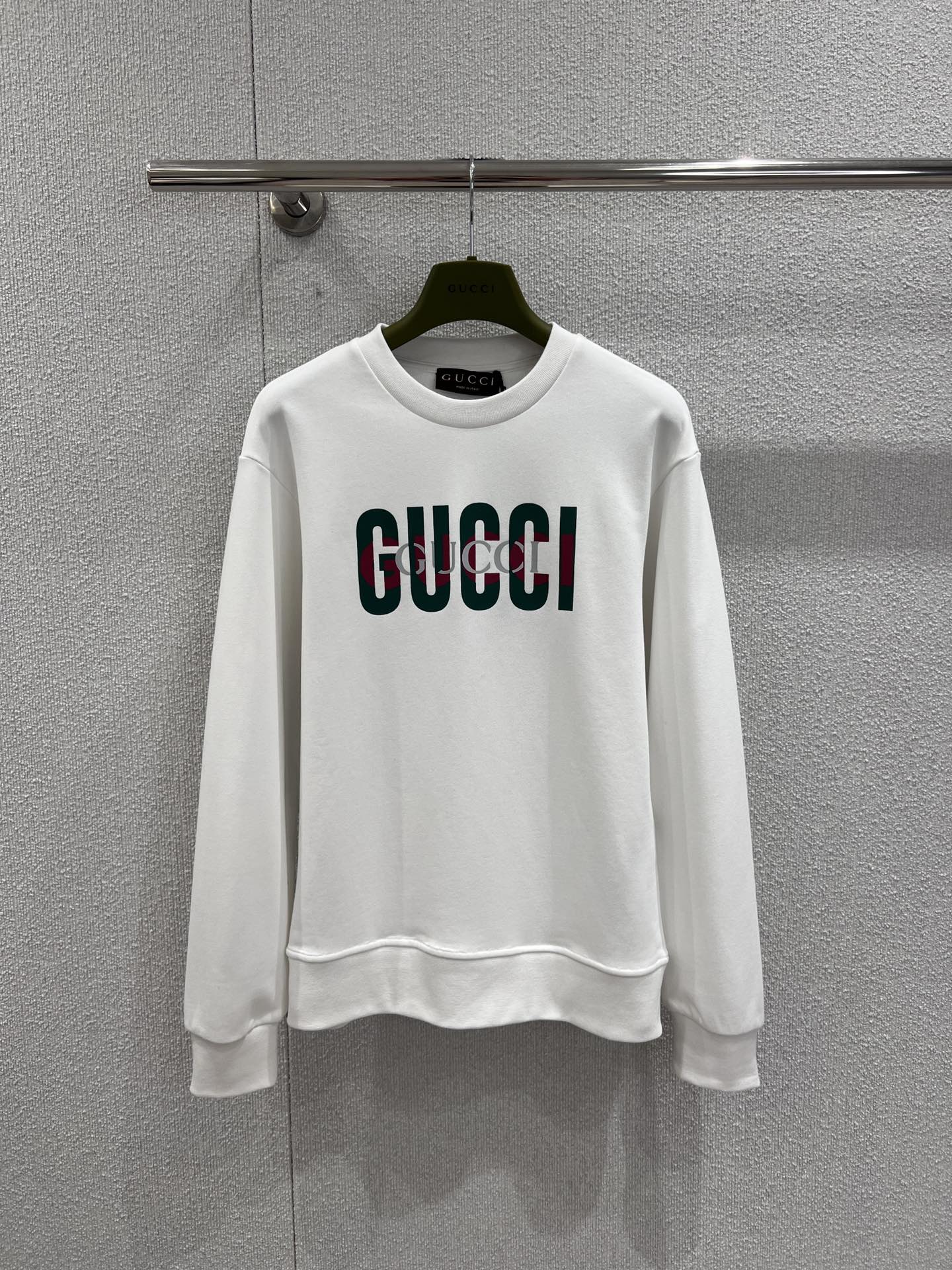 NO:709261,Supports exchange Gucc* 25Fw new autumn and winter contrast letter printed round neck sweatshirt丨Exclusive high-end version!  The classic gray tone is versatile and high-end, and the colorful letter print on the chest is vibrant and eye-catching, with the brand's unique fashion genes. The fabric is soft and skin-friendly, and it is comfortable to wear. Pair it with white raw-edged shorts, casual and fashionable, and easily create a lazy and exquisite daily look. It is a dazzling presence in autumn and winter wear ~ Ready-made S/M/L real shot details, gucci, hoodie, sweatshirts, shorts,19860909支持换款 Gucc* 25Fw秋冬新款 撞色字母印花圆领卫衣丨独家高版出品！经典灰调百搭又高级,胸前彩色字母印花活力吸睛,带着品牌独特的时尚基因.面料柔软亲肤,穿着舒适自在.搭配白色毛边短裤,休闲随性又不失时髦感,轻松打造出慵懒又精致的日常造型,是秋冬穿搭里亮眼的存在～现货发售S/M/L实拍细节图,,gucci,hoodie,sweatshirts,shorts,,Women's clothing