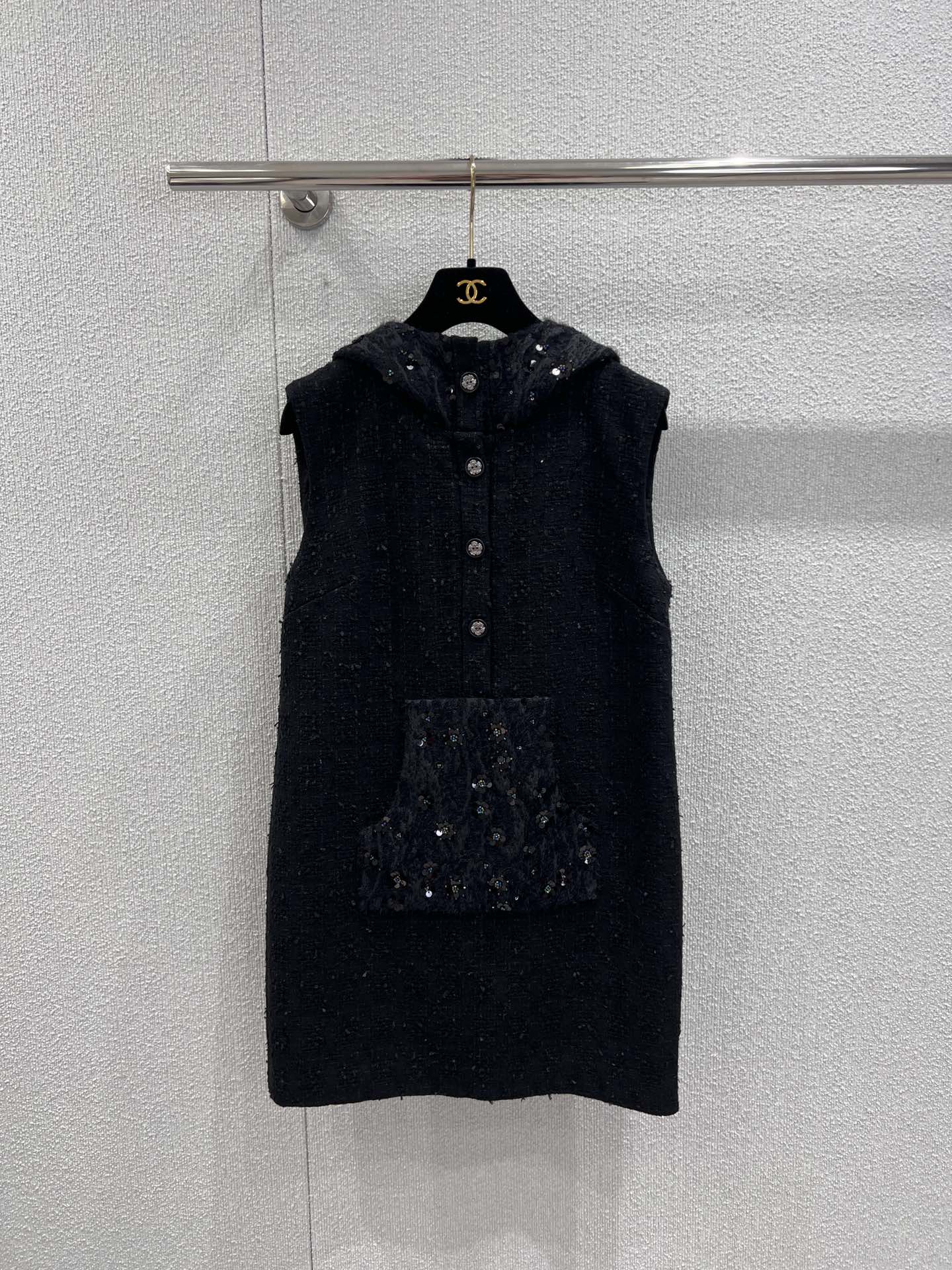 NO:709265,Support exchange Chan*l 26Ss new spring and summer navy collar beaded hooded tweed sleeveless dress丨Exclusive high-end version!  It is based on classic tweed and woven with a delicate glitter texture, which glows with a low-key luxury luster under the light. The neat navy collar and detachable hood design are both elegant and casual. The hand-beading on the three-dimensional chest pocket is the finishing touch. Each bead is carefully arranged, making the retro fragrance a little more refined and smart. The sleeveless cut is paired with A  The word silhouette not only modifies the lines of the shoulders and neck, but also hides the fat on the waist and abdomen. It looks cool and smart when worn alone on a daily basis. It can also be layered with shirts or sweaters to create layers. It is a versatile item that is both practical and high-end in the spring and summer wardrobe. Ready-made S/M/L real shot details, chanel, skirts, shirts, hats,19860909支持换款 Chan*l 26Ss春夏新款 海军领钉珠连帽粗花呢无袖连衣裙丨独家高版出品！以经典粗花呢为基底,织入细腻的闪丝纹理,在光线下泛着低调的奢华光泽.利落的海军领与可拆卸连帽设计兼具优雅与随性,胸前立体口袋上的手工钉珠是点睛之笔,每一颗都经过精心排布,让复古小香风多了几分精致灵动.无袖剪裁搭配A字廓形,既修饰肩颈线条,又能藏住腰腹赘肉,日常单穿飒爽干练,叠搭衬衫或针织衫又能营造层次,是春夏衣橱里兼具实穿性与高级感的百搭单品.现货发售S/M/L实拍细节图,,chanel,skirts,shirts,hats,,Women's clothing