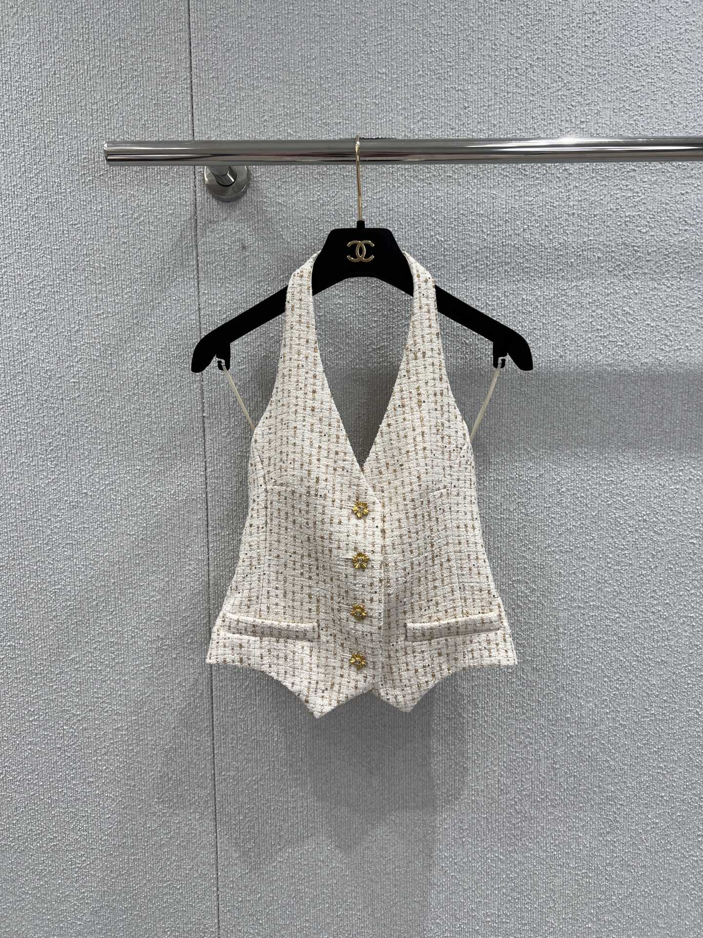 NO:712975,Supports exchange of styles Chane* 26C Advanced Handicraft Workshop Series New Platinum Tweed Halter Top丨Exclusively developed by yb!  High quality production!  The tweed fabric intertwined with white gold is embellished with fine diamond texture. The halter neck design boldly outlines the shoulder and neck lines. The neat V-neck cut extends the proportion of the neck, revealing the beautiful collarbone and shoulder line. The slim fit fits the body shape but is not tight. The sharp corner design of the hem cleverly tightens the waist and forms a visual echo with the golden buttons.  Yes, whether it is paired with denim to create a casual mix-and-match style, or paired with a skirt to interpret a sophisticated lady style, it can be the finishing touch of the look with the unique charm of Chanel's advanced handicrafts. Ready-made S/M/L real shot details,, chanel, chanel, skirts,19860909支持换款 Chane* 26C高级手工坊系列新款 白金粗花呢挂脖上衣丨独家yb开发！高版出品！白金交织的粗花呢面料,缀以细碎的闪钻肌理,挂脖设计大胆勾勒肩颈线条,利落的V领剪裁延伸颈部比例,露出优美的锁骨与肩线；修身的版型贴合身形却不紧绷,下摆的尖角设计巧妙收腰,与金色纽扣形成视觉呼应,无论是搭配牛仔打造休闲混搭风,还是配搭半裙诠释精致名媛范,都能以香奈儿高级手工坊的独特魅力,成为造型的点睛之笔.现货发售S/M/L实拍细节图,,chanel,chanel,skirts,,Women's clothing