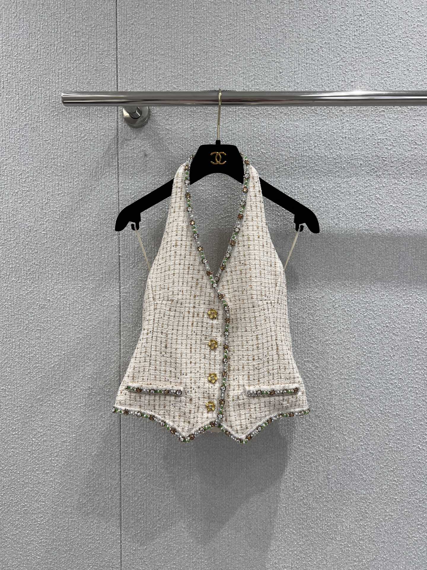 NO:712987,Supports exchange of models Chane* 26C Advanced Handicraft Series New Platinum Thread Color Diamond Bundled Waist Halter Top丨Exclusively developed by yb!  High quality production!  It is based on classic tweed, mixed with platinum yarn to create a delicate texture, with a warm pearlescent texture. The colorful diamond binding edge is laid out along the line of the V-neck halter neck. Each diamond ornament is inlaid by hand, reflecting the colorful splendor in the light and shadow; waist cut  Accurately outlines the waist curve, accurately outlines the waist curve, and the sharp corner design of the hem adds a bit of neatness, perfectly combining the delicacy of high-end craftsmanship with the laziness of French elegance. Ready-made S/M/L real shot details,,chanel,19860909支持换款 Chane* 26C高级手工坊系列新款 白金线彩钻捆边收腰挂脖上衣丨独家yb开发！高版出品！以经典粗花呢为基底,糅合白金纱线织就细腻肌理,自带温润的珠光质感.彩钻捆边沿着V领挂脖线条蜿蜒铺陈,每一颗钻饰都经手工镶嵌,在光影里折射出斑斓华彩；收腰剪裁精准勾勒腰肢曲线,精准勾勒腰肢曲线,下摆的尖角设计又添几分利落,将高定手工的精致与法式优雅的慵懒揉合得恰到好处.现货发售S/M/L实拍细节图,,chanel,,Women's clothing