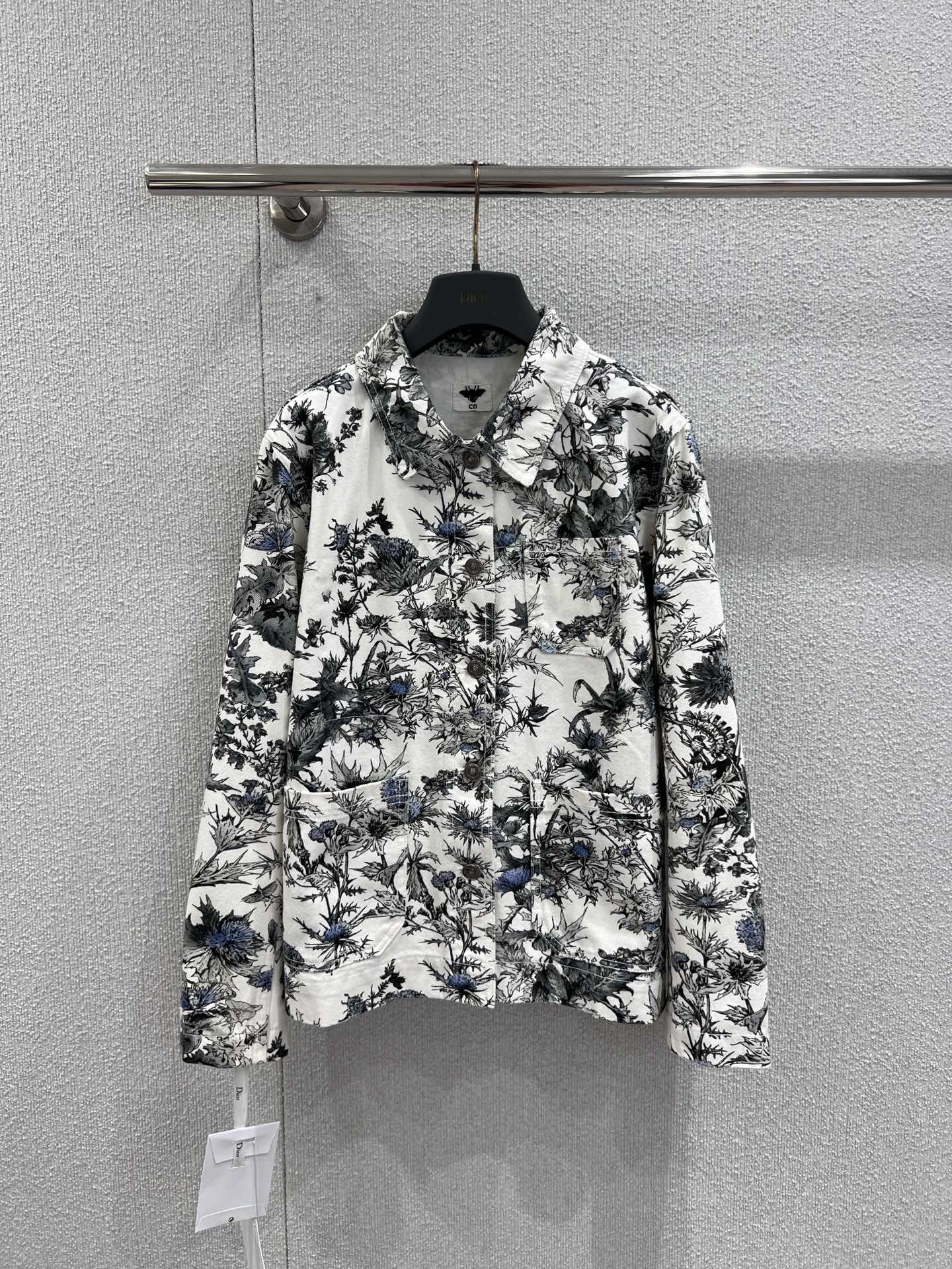 NO:709251,Support exchange Dio* 26Ss early spring series floral print denim jacket丨exclusively developed by yb!  Top quality production!  Based on high-count cotton-like denim, the thistles and herbs of the French garden are laid out in ink blue tones, creating a visual hierarchy that is both poetic and straightforward. The classic lapels and neat single-breasted buttons continue the neat lines of the workwear style, and the loose tailoring is suitable for layering needs, whether it is paired with the elegance of a little black skirt  Mixed and matched, or combined with denim trousers for a relaxed street feel, it can be the finishing touch of the look. It is not only a jacket, but also an exquisite expression that integrates natural aesthetics into the daily wardrobe. Ready-made S/M/L real shot details, dior, skirts, jackets  & coats,19860909支持换款 Dio* 26Ss早春系列 花卉印花牛仔外套丨独家yb开发！顶级高版出品！以高支棉感牛仔为基底,将法式花园的蓟花与草本植物以水墨蓝调晕染铺陈,打造兼具诗意与率性的视觉层次.经典翻领与利落单排扣延续工装版型的利落线条,宽松剪裁适配叠穿需求,无论是搭配小黑裙的优雅混搭,还是与单宁长裤组合的松弛街头感,都能成为造型的点睛之笔.它不仅是一件外套,更是将自然美学融入日常衣橱的精致表达.现货发售S/M/L实拍细节图,,dior,skirts,jackets & coats,,Women's clothing