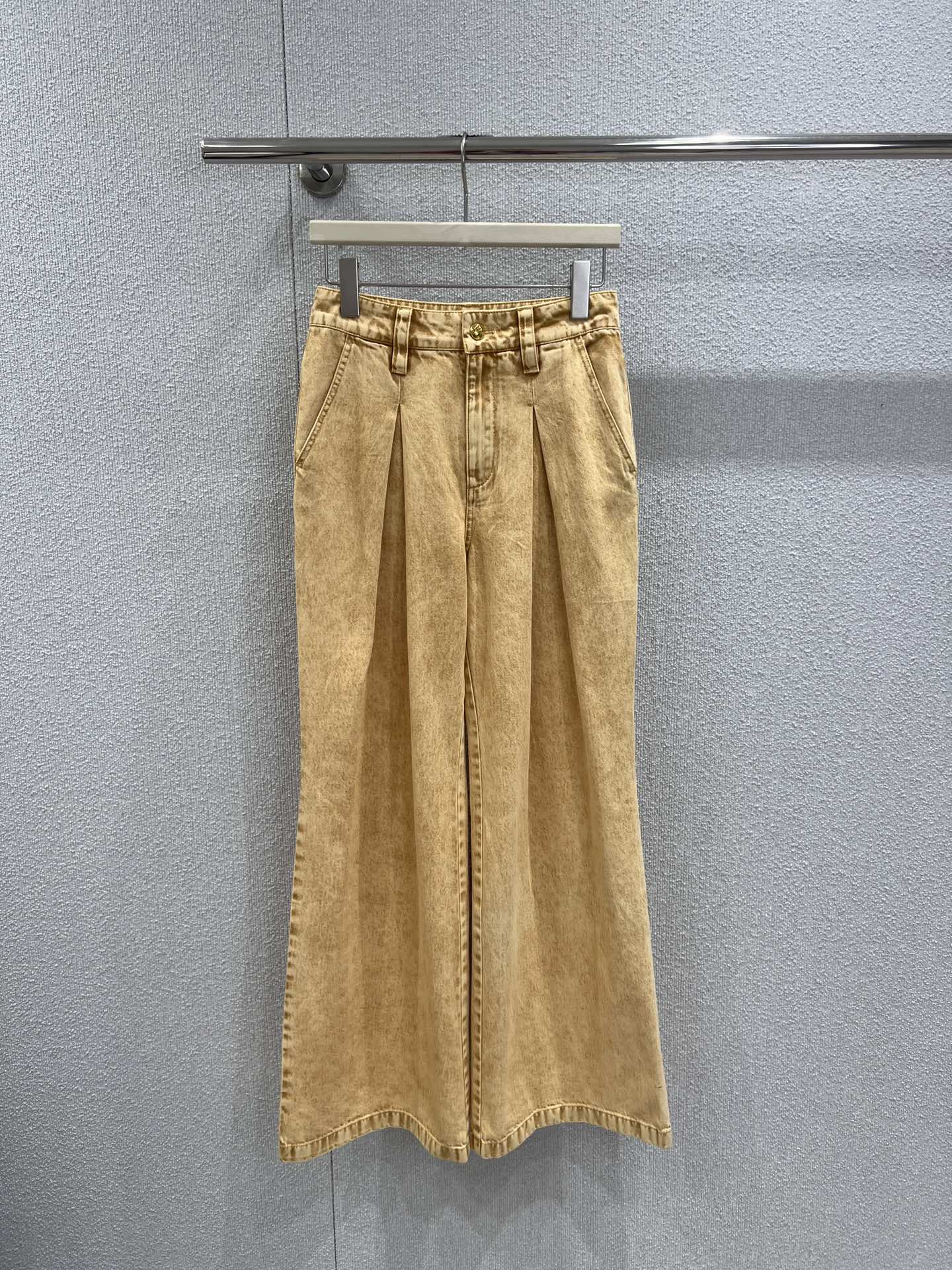 NO:709634,Support exchange Loe*e 26Ss early spring new style wasteland style denim wide-leg pants丨Exclusive high-end version!  The retro and distressed warm sandy yellow brings out the relaxed texture of early spring. The natural pleat design at the waistband subtly modifies the waist and abdomen lines, giving it a sense of tolerance and neatness; the wide-leg version with perfect drape, combined with soft and boned denim fabric, brings a lazy and casual dynamic beauty when walking. The iconic Anagram embroidery on the back pocket is low-key  The finishing touch adds a unique and exquisite style to these pants in addition to the casualness of wasteland style. Whether paired with a minimalist knitted vest or a silhouette shirt, it can easily create a relaxed and advanced early spring look. It is a versatile item worth investing in the wardrobe. Ready-made S/M/L real shot details,, loewe, shirts,19860909支持换款 Loe*e 26Ss早春新款 废土风牛仔阔腿裤丨独家高版出品！以复古做旧的暖调沙黄色,开启属于早春的松弛质感.裤腰处的自然褶皱设计,巧妙修饰腰腹线条,兼具包容感与利落感；垂坠感满分的阔腿版型,配合软而有骨的牛仔面料,走动间自带慵懒随兴的动态美感.后袋标志性的Anagram刺绣低调点睛,让这条裤子在废土风的随性之外,又添了一份独有的精致格调.无论是搭配极简针织背心还是廓形衬衫,都能轻松打造出松弛又高级的早春造型,是衣橱里值得投资的百搭单品.现货发售S/M/L实拍细节图,,loewe,shirts,,Women's clothing