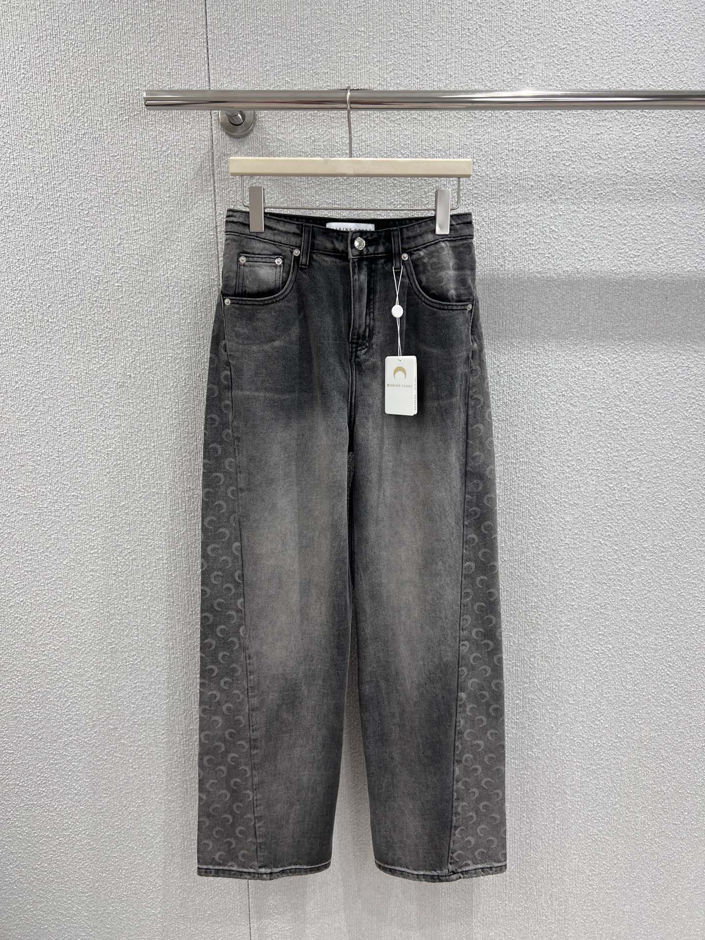 NO:709637,Supports exchange of Marine serre* 26Ss early spring new moon print denim trousers丨exclusively developed by yb!  High quality production!  Reshape retro denim aesthetics with the iconic all-over crescent moon pattern. It adopts an old charcoal gray tone with a matte texture, bringing the relaxation and futuristic feel of Paris streets into daily wear. The high-waisted and loose version is friendly to all body shapes, and the drapey wide-leg pants can naturally modify the leg line and visually lengthen the proportions.  .The soft and sinewy denim fabric has a crisp silhouette while retaining the comfort of daily wear. Whether it is paired with a minimalist white T or a short sweater, it can easily create a lazy and fashionable French street style. It is a versatile weapon in the early spring wardrobe. Ready-made S/M/L real shot details,,19860909支持换款 Marine serre* 26Ss早春新款 月亮印花牛仔长裤丨独家yb开发！高版出品！以标志性的满印月牙图案重塑复古丹宁美学.采用做旧炭灰色调,自带雾面质感,把巴黎街头的松弛感与未来感揉进日常穿搭.高腰宽松版型对各种身形都很友好,垂坠感十足的阔腿裤型能自然修饰腿线,视觉上拉长比例.柔软且有筋骨的牛仔面料,既有挺括的廓形感,又保留了日常穿着的舒适度.无论是搭配极简白T还是短款针织衫,都能轻松打造慵懒又时髦的法式街头风,是早春衣橱里的百搭利器.现货发售S/M/L实拍细节图,,,Women's clothing