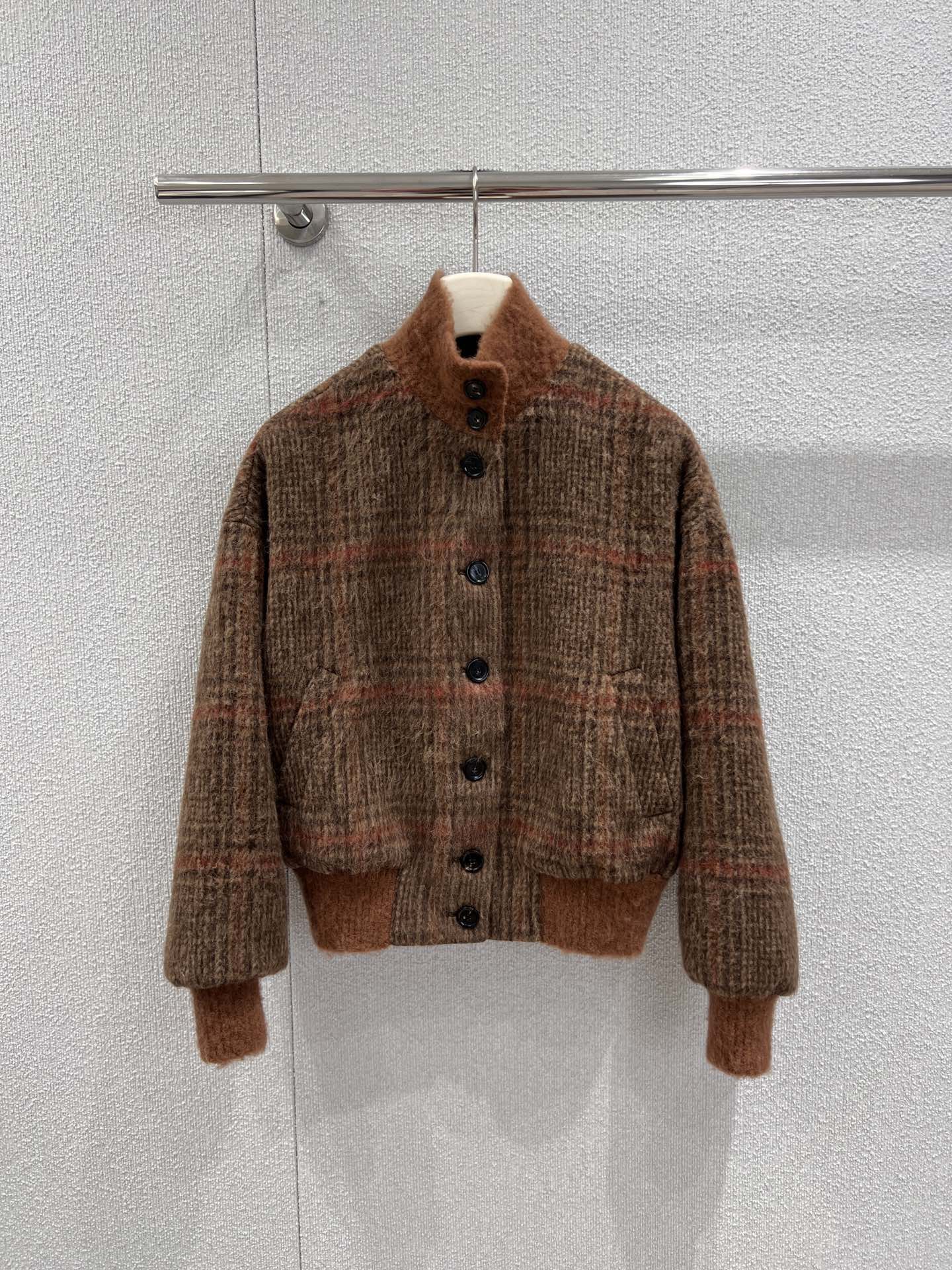 NO:709985,Supports exchange Loro Pia*a 25Fw new autumn and winter plaid cashmere stand collar jacket丨Exclusively developed by yb!  Top quality production!  The main color is warm and healing caramel brown, combined with a delicate plaid texture. It is made of top-grade cashmere blended fabric, which feels as soft and waxy as clouds. It has the warmth of cashmere and the stiffness of wool. The stand-up collar and cuffs are spliced with plush textured fabric, which not only improves warmth, but also injects a retro and lazy atmosphere into the whole. The cut is loose and dropped at the shoulders.  The cut is very tolerant to all body shapes, and the single-breasted design is simple and neat. Whether it is paired with a turtleneck sweater to create an elegant commuting style, or paired with jeans for a relaxed and casual daily feel, it can be easily controlled. It is an indispensable temperament item in the autumn and winter wardrobe. Ready-made S/M/L real shot details, loro  piana,jeans,jackets & coats,19860909支持换款 Loro Pia*a 25Fw秋冬新款 格纹羊绒立领外套丨独家yb开发！顶级高版出品！以温暖治愈的焦糖棕为主调,融合细腻格纹肌理,采用顶级羊绒混纺面料,触感软糯如云,兼具羊绒的保暖性与羊毛的挺括感.立领与袖口处拼接毛绒质感面料,在提升保暖性的同时,为整体注入复古慵懒的氛围感.宽松落肩的剪裁对各种身形都极具包容性,单排扣设计简约利落,无论是搭配高领针织衫打造优雅通勤风,还是配牛仔裤演绎松弛随性的日常感,都能轻松驾驭,是秋冬衣橱里不可或缺的气质单品.现货发售S/M/L实拍细节图,,loro piana,jeans,jackets & coats,,Women's clothing