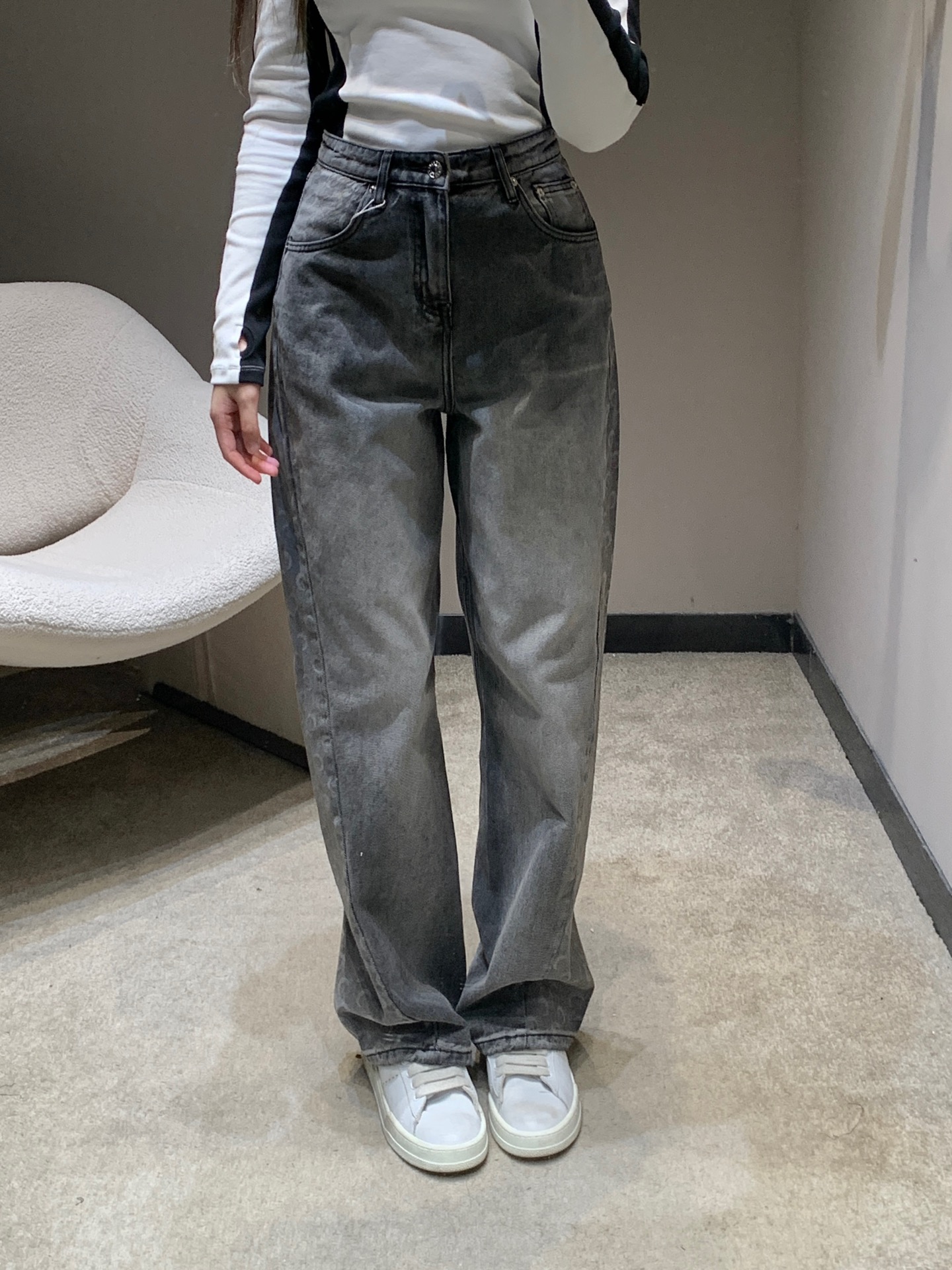 NO:709611,Marine serre* 26Ss early spring new moon print denim trousers丨exclusively developed by yb!  High quality production!  Reshape the aesthetics of retro denim with the iconic all-over crescent moon pattern. It adopts a distressed charcoal gray tone with a matte texture, bringing the relaxation and futuristic feel of Paris streets into daily wear. The high-waisted loose version is friendly to all body shapes, and the drapey wide-leg pants can naturally modify the leg line and visually lengthen it.  Proportion. Soft and sinewy denim fabric has a crisp silhouette while retaining the comfort of daily wear. Whether paired with a minimalist white T or a short sweater, you can easily create a lazy and fashionable French street style. It is a versatile weapon in the early spring wardrobe. Available now in S/M/L,,19860909Marine serre* 26Ss早春新款 月亮印花牛仔长裤丨独家yb开发！高版出品！以标志性的满印月牙图案重塑复古丹宁美学.采用做旧炭灰色调,自带雾面质感,把巴黎街头的松弛感与未来感揉进日常穿搭.高腰宽松版型对各种身形都很友好,垂坠感十足的阔腿裤型能自然修饰腿线,视觉上拉长比例.柔软且有筋骨的牛仔面料,既有挺括的廓形感,又保留了日常穿着的舒适度.无论是搭配极简白T还是短款针织衫,都能轻松打造慵懒又时髦的法式街头风,是早春衣橱里的百搭利器.现货发售S/M/L,,,Women's clothing