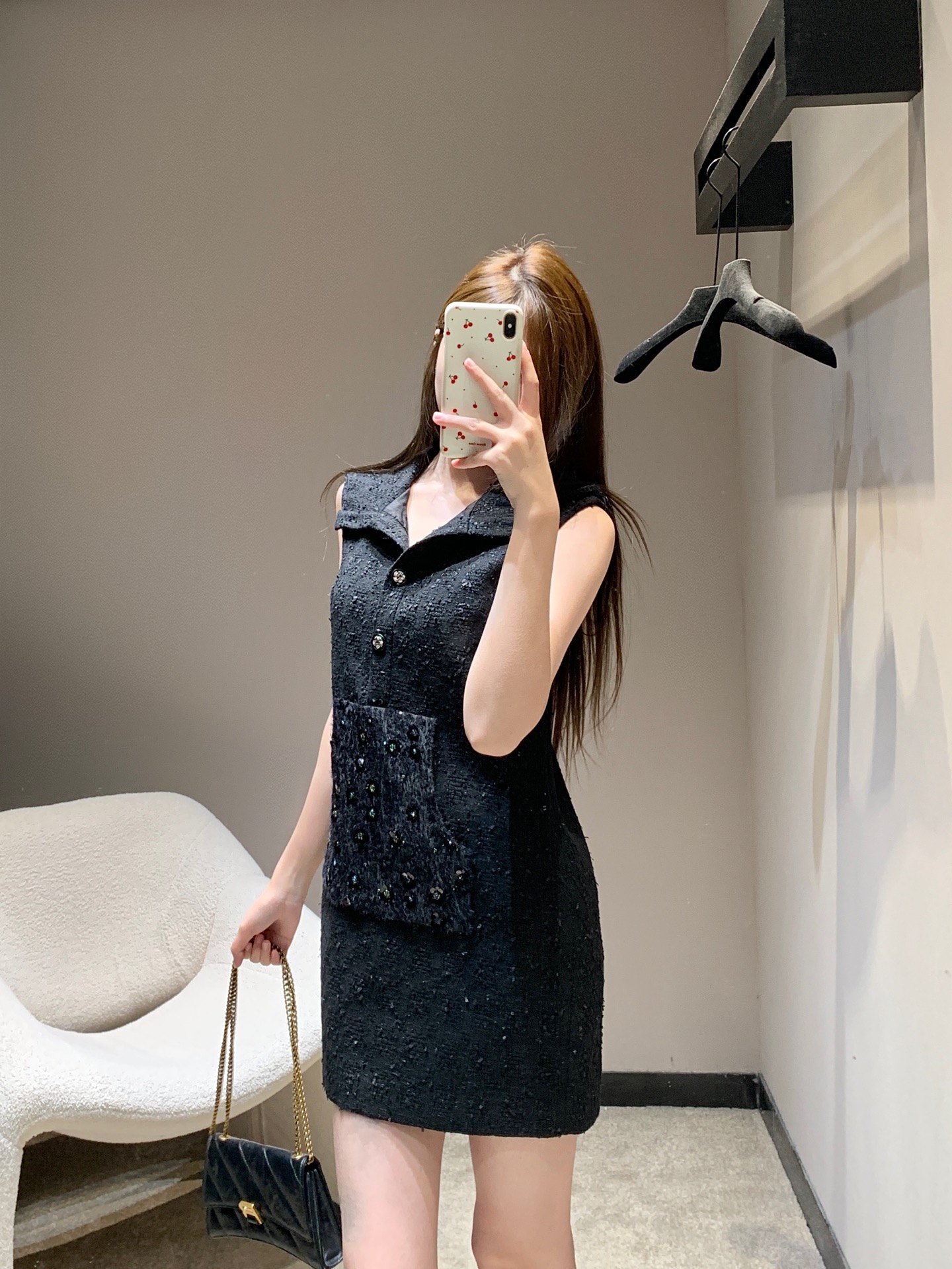 NO:709268,Chan*l 26Ss new spring and summer navy collar beaded hooded tweed sleeveless dress丨Exclusive high-end version!  It is based on classic tweed and woven with a delicate glitter texture, which glows with a low-key luxury luster under the light. The neat navy collar and detachable hood design are both elegant and casual. The hand-beading on the three-dimensional chest pocket is the finishing touch. Each bead has been carefully arranged, making the retro fragrance a little more refined and smart. Sleeveless tailoring  With an A-line silhouette, it not only modifies the lines of the shoulders and neck, but also hides the fat on the waist and abdomen. It looks cool and smart when worn alone on a daily basis. It can also be layered with shirts or sweaters to create layers. It is a versatile item that is both practical and high-end in the spring and summer wardrobe. Available in stock S/M/L,,chanel,skirts,shirts,hats,19860909Chan*l 26Ss春夏新款 海军领钉珠连帽粗花呢无袖连衣裙丨独家高版出品！以经典粗花呢为基底,织入细腻的闪丝纹理,在光线下泛着低调的奢华光泽.利落的海军领与可拆卸连帽设计兼具优雅与随性,胸前立体口袋上的手工钉珠是点睛之笔,每一颗都经过精心排布,让复古小香风多了几分精致灵动.无袖剪裁搭配A字廓形,既修饰肩颈线条,又能藏住腰腹赘肉,日常单穿飒爽干练,叠搭衬衫或针织衫又能营造层次,是春夏衣橱里兼具实穿性与高级感的百搭单品.现货发售S/M/L,,chanel,skirts,shirts,hats,,Women's clothing