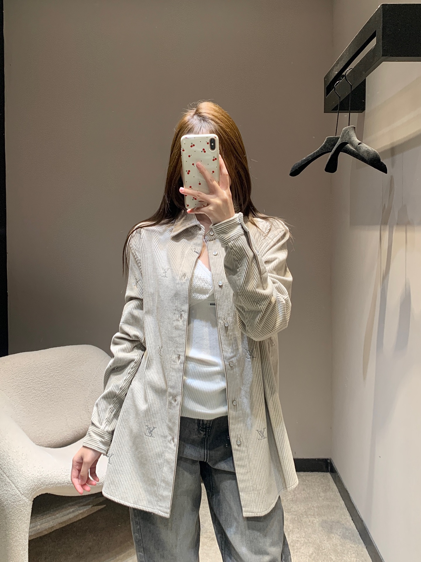 NO:709614,Louis Vuitt*n 26Ss early spring new style lapel button corduroy long-sleeved shirt | Exclusively developed by yb!  High quality production!  It is made of delicate off-white vertical pattern corduroy as the base, with a low-key texture and a warm texture. The classic Monogram logo all over the body is embellished with hot diamond processing, which reflects the fine luster under different lights, allowing the sense of luxury to be integrated into daily life. The loose off-shoulder version is very tolerant to the body, and the design is the same for both men and women.  The design increases the freedom of dressing. Whether worn alone to create a relaxed and casual atmosphere, or layered under a suit or sweater as an inner layer, it can easily enhance the sophistication of the overall look. It is a must-have item in the early spring wardrobe that combines style and practicality. Available now in S/M/L, Louis  vuitton,hoodie,sweatshirts,shirts,business suit,19860909Louis Vuitt*n 26Ss早春新款 翻领纽扣灯芯绒烫钻长袖衬衫丨独家yb开发！高版出品！以细腻的米白竖纹灯芯绒为底,低调肌理自带温暖质感.满衣身的经典Monogram标识采用烫钻工艺点缀,在不同光线下折射出细碎光泽,让奢华感融入日常.宽松落肩版型对身材包容性极强,男女同款的设计更增添了穿搭自由度.无论是单穿打造松弛随性的氛围感,还是叠穿在西装或卫衣里作为内搭,都能轻松提升整体造型的精致度,是早春衣橱里兼具格调与实穿性的必备单品.现货发售S/M/L,,louis vuitton,hoodie,sweatshirts,shirts,business suit,,Women's clothing