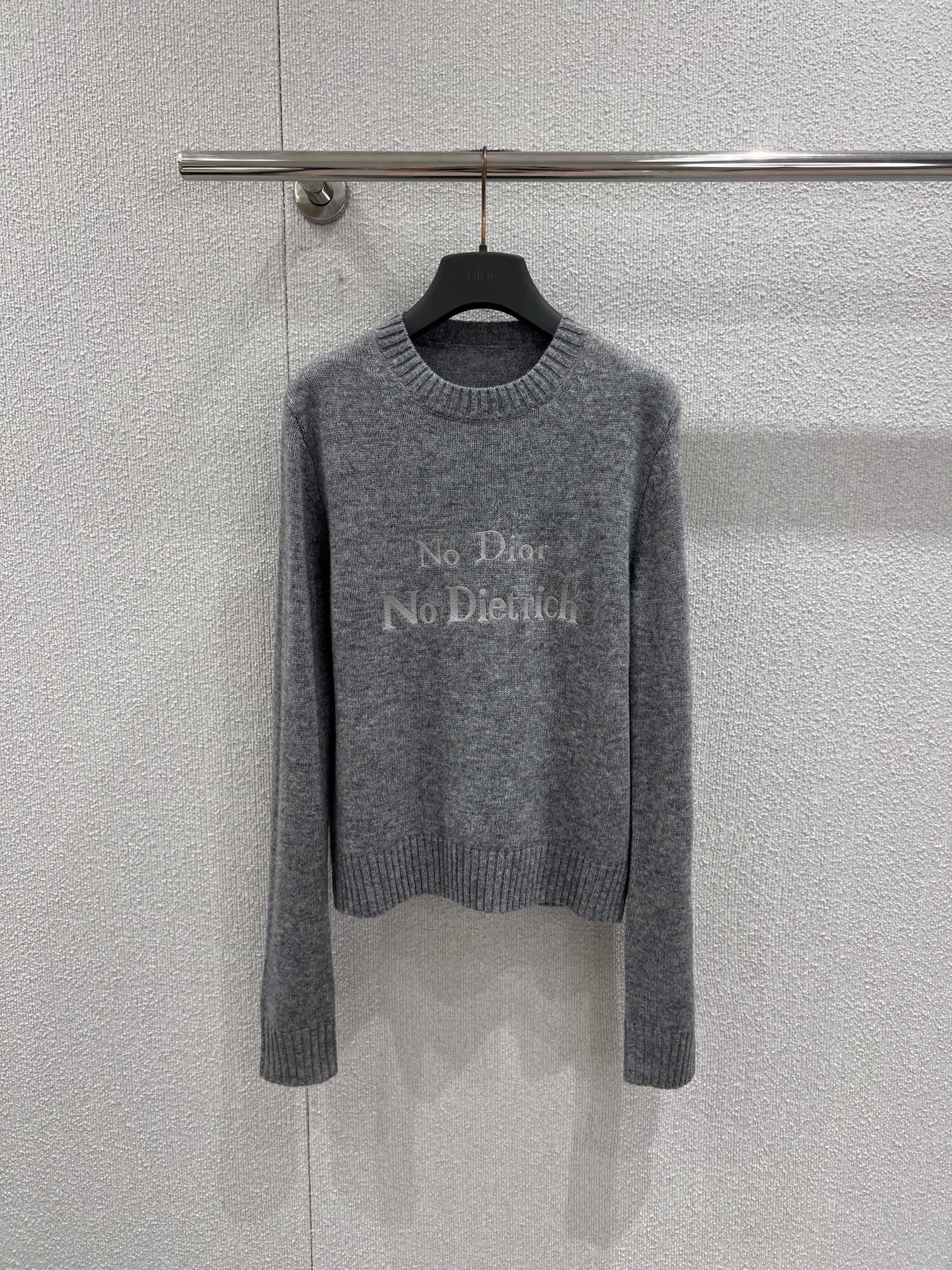 NO:710003,Support exchange Dio* 26Ss early spring new style cashmere knitted sweater with letter embroidery丨Exclusive high-end version!  Delicate and soft cashmere fabric has a gentle matte texture, close to the skin and warm, and is as light and soft as clouds to wrap up the cool air of early spring. The half-high collar design fits the neck line, neat and delicate, and the slightly waisted version outlines a soft waistline. It can be paired with wide-leg pants or skirts to create a relaxed and noble daily look. Chest  The same-color letter embroidery is a low-key echo of the brand logo, exquisite and unobtrusive, and is an excellent interpretation of low-key luxury. This sweater has both texture and practicality, and is an indispensable temperament item in the early spring wardrobe. Ready-made S/M/L real shot details, dior, skirts, sweaters,19860909支持换款 Dio* 26Ss早春新款 字母刺绣山羊绒针织毛衣丨独家高版出品！细腻软糯的山羊绒面料,自带温柔哑光质感,贴身穿亲肤保暖,轻软如云包裹住早春的微凉空气.半高领设计贴合颈部线条,利落又精致,微收腰的版型勾勒出柔和腰线,搭配阔腿裤或半裙都能打造松弛显贵的日常造型.胸前同色系字母刺绣低调呼应品牌标识,精致不张扬,是低调奢华的绝佳诠释.这件毛衣兼具质感与实穿性,是早春衣橱里不可或缺的气质单品.现货发售S/M/L实拍细节图,,dior,skirts,sweaters,,Women's clothing