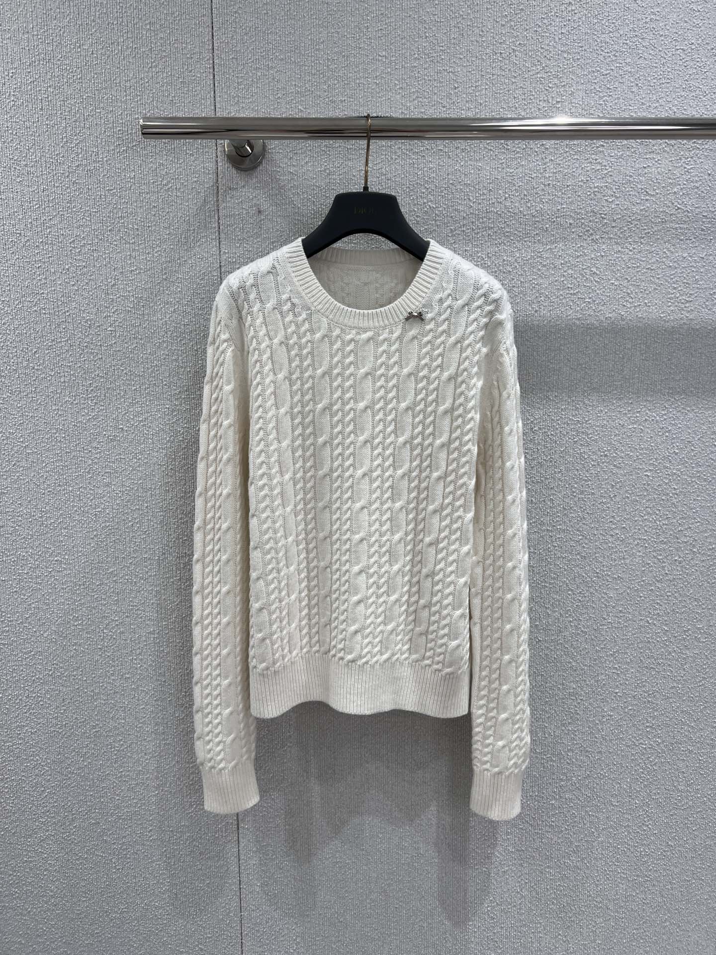 NO:709619,Support exchange Di*r 26Ss early spring new bow cable knit sweater丨exclusively developed by yb!  High quality production!  The main tone is pure and soft off-white, and it is made of fine wool blended fabric, which is soft and skin-friendly, and has both warmth retention and breathability. The classic cable knitting process creates a three-dimensional texture, injecting a retro and elegant texture into the simple version. The exquisite metal bow micro logo on the neckline is the finishing touch, highlighting the brand's exquisite style in every detail.  Adjustable. The slim-fitting and not tight version is friendly to all body shapes. Whether it is paired with a skirt to create an elegant commuting style, or paired with jeans for a relaxed and casual daily feel, it can be easily controlled. It is an indispensable gentle temperament item in the early spring wardrobe. Ready-made S/M/L real shot details, skirts, jeans,19860909支持换款 Di*r 26Ss早春新款 蝴蝶结绞花针织衫丨独家yb开发！高版出品！以纯净柔和的米白色为主调,采用细腻的羊毛混纺面料,触感软糯亲肤,兼具保暖性与透气性.经典绞花针织工艺打造出立体肌理感,为简约版型注入复古优雅的质感；领口处精巧的金属蝴蝶结微标,是点睛之笔,在细节处彰显品牌的精致格调.修身不紧绷的版型对各种身形都很友好,无论是搭配半裙打造优雅通勤风,还是配牛仔裤演绎松弛随性的日常感,都能轻松驾驭,是早春衣橱里不可或缺的温柔气质单品.现货发售S/M/L实拍细节图,,skirts,jeans,,Women's clothing