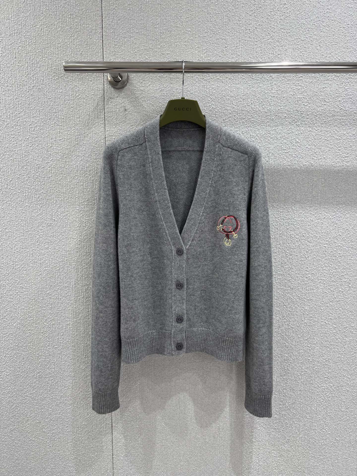 NO:709616,Support exchange Guc*i 26Ss early spring Chinese New Year series wool cashmere blended cardigan丨exclusively developed by yb!  High quality production!  It is based on a calm and elegant gray, and is blended with a delicate blend of wool and cashmere. It feels soft and skin-friendly, and is both warm and breathable. The iconic double G logo on the left chest is embroidered in red and gold, combined with the auspicious color matching of Chinese New Year elements, showing a luxurious texture in a low-key manner. The classic V-neck short cut is paired with a wide  The loose shoulder design is very tolerant to all body shapes. It can be layered with T-shirts for a casual daily life, or worn with a shirt for a sophisticated commute. It is an indispensable temperament item in the early spring wardrobe. Ready-made S/M/L real shot details, gucci, shirts, tees, t-shirt,19860909支持换款 Guc*i 26Ss早春中国新年系列 羊毛羊绒混纺开衫丨独家yb开发！高版出品！以沉稳雅致的灰色为基底,融入羊毛与羊绒的细腻混纺,触感软糯亲肤,兼具保暖性与透气性.左胸前的标志性双G标识采用红金双色刺绣工艺,结合中国新年元素的吉祥配色,在低调中彰显奢华质感.经典V领短款剪裁,搭配宽松落肩设计,对各种身形都极具包容性,既能叠穿T恤打造随性日常,也能内搭衬衫演绎精致通勤,是早春衣橱里不可或缺的气质单品.现货发售S/M/L实拍细节图,,gucci,shirts,tees，t-shirt,,Women's clothing