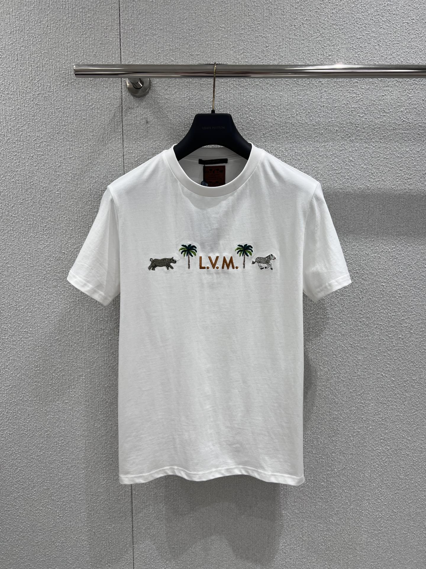 NO:710002,Support exchange Louis Vuitt*n 26Ss early spring new embroidered round neck short-sleeved T-shirt丨exclusively developed by yb!  High quality production!  Selected heavyweight cotton-feel fabrics are soft to the touch, crisp and stylish, comfortable and breathable to wear. The 'M.V.J' letters on the chest are paired with zebra, rhinoceros and palm tree embroidery patterns, integrating the vitality and vitality of the African grasslands into the design. The colors are delicate and rich, injecting a sense of fun into the simplicity. The loose and dropped shoulders are very tolerant to all body types.  The design of the same style for men and women makes it an excellent choice for couples to share a wardrobe. Whether worn alone to create a relaxed and casual daily look, or layered with a shirt or jacket, it can easily enhance the sophistication of the overall look. It is an indispensable and versatile item in the spring and summer wardrobe. Ready-made S/M/L real shot details, Louis  vuitton,jackets & coats,shirts,T-shirt,tees,t-shirt,19860909支持换款 Louis Vuitt*n 26Ss早春新款 刺绣圆领短袖T恤丨独家yb开发！高版出品！精选重磅棉感面料,触感柔软且挺括有型,穿着舒适透气.胸前的“M.V.J”字母搭配斑马、犀牛与棕榈树刺绣图案,将非洲草原的生机与活力融入设计,色彩细腻丰富,在简约中注入趣味感.宽松落肩的版型对各种身形都极具包容性,男女同款的设计更让它成为情侣共享衣橱的绝佳选择.无论是单穿打造松弛随性的日常造型,还是作为内搭叠穿衬衫或外套,都能轻松提升整体造型的精致度,是春夏衣橱里不可或缺的百搭单品.现货发售S/M/L实拍细节图,,louis vuitton,jackets & coats,shirts,T-shirt,tees，t-shirt,,Women's clothing