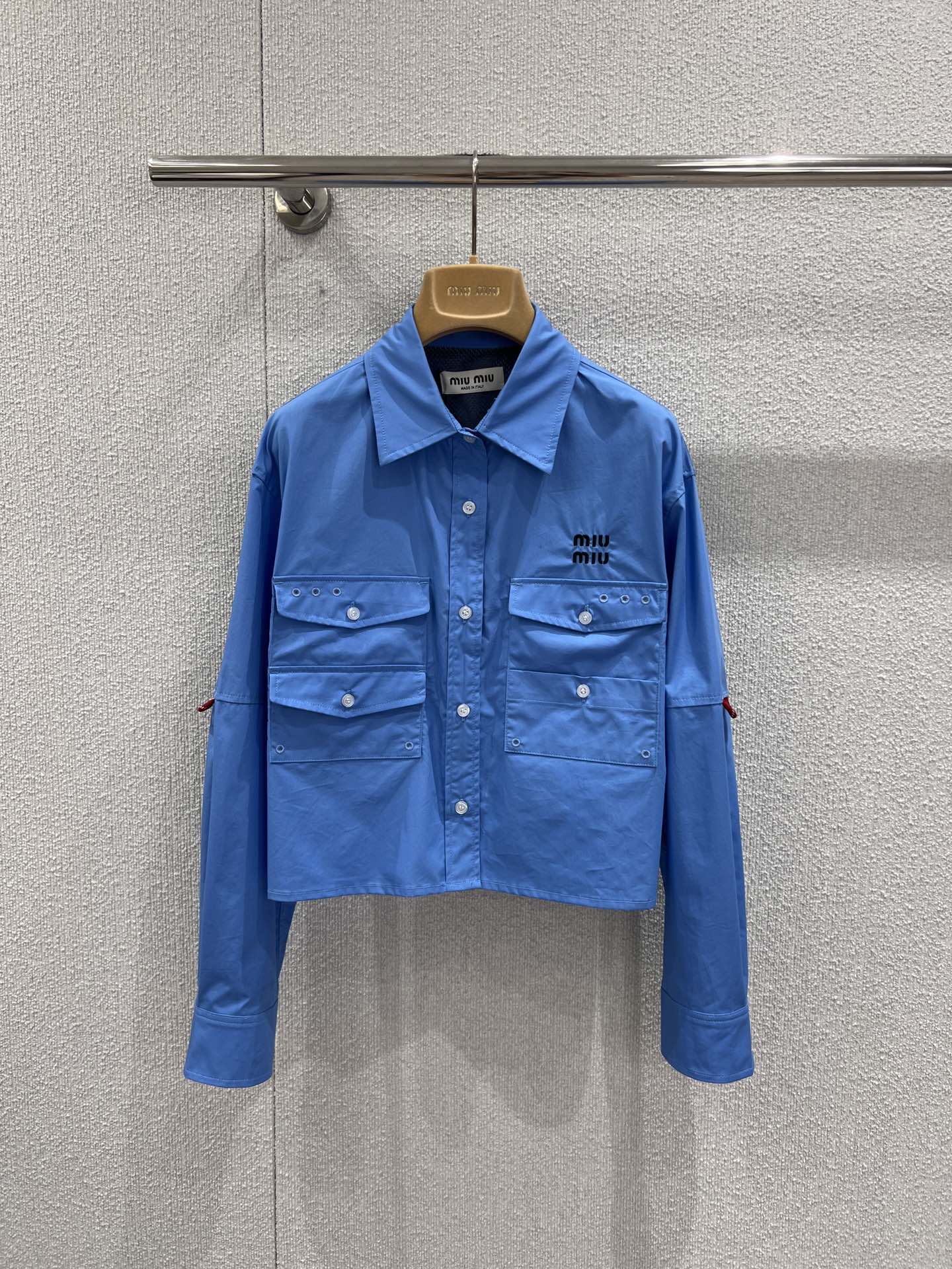 NO:759389,Support exchange Miu M*u 26Ss new early spring Klein blue poplin shirt丨exclusively developed by yb!  Top quality production!  The main tone is the highly saturated Klein blue with great visual impact, which has the eye-catching attribute of spring. The crisp poplin fabric brings a delicate texture and drape, which is smooth to the touch without sacrificing the bones. The short cut is matched with a loose shoulder design, which cleverly enhances the waistline, visually elongates the proportion, and is very tolerant to various body shapes. The low-key brand letter embroidery on the chest highlights the exquisite style in the details; multiple mouths  The integration of bag workwear elements adds a bit of sweet and cool girlishness to the whole. Whether it is paired with a white short skirt of the same series to create a college-style suit, or layered with a vest and wide-leg pants to transform into a street hottie, you can easily control it. It is an indispensable bright color in the early spring wardrobe. Ready-made S/M/L real shot details, miumiu, skirts, shirts,19860909支持换款 Miu M*u 26Ss早春新款 克莱因蓝府绸衬衫丨独家yb开发！顶级高版出品！以极具视觉冲击力的高饱和克莱因蓝为主调,自带春日吸睛属性.挺括的府绸面料带来细腻的肌理感与垂坠感,触感顺滑又不失筋骨.短款剪裁搭配宽松落肩设计,巧妙提升腰线,视觉上拉长比例,对各种身形都极具包容性.胸前低调的品牌字母刺绣,在细节处彰显精致格调；多口袋工装元素的融入,又为整体增添了几分甜酷的少女感.无论是搭配同系列白色短裙打造学院风套装,还是叠穿背心、搭配阔腿裤变身街头辣妹,都能轻松驾驭,是早春衣橱里不可或缺的一抹亮色.现货发售S/M/L实拍细节图,,miumiu,skirts,shirts,,Women's clothing