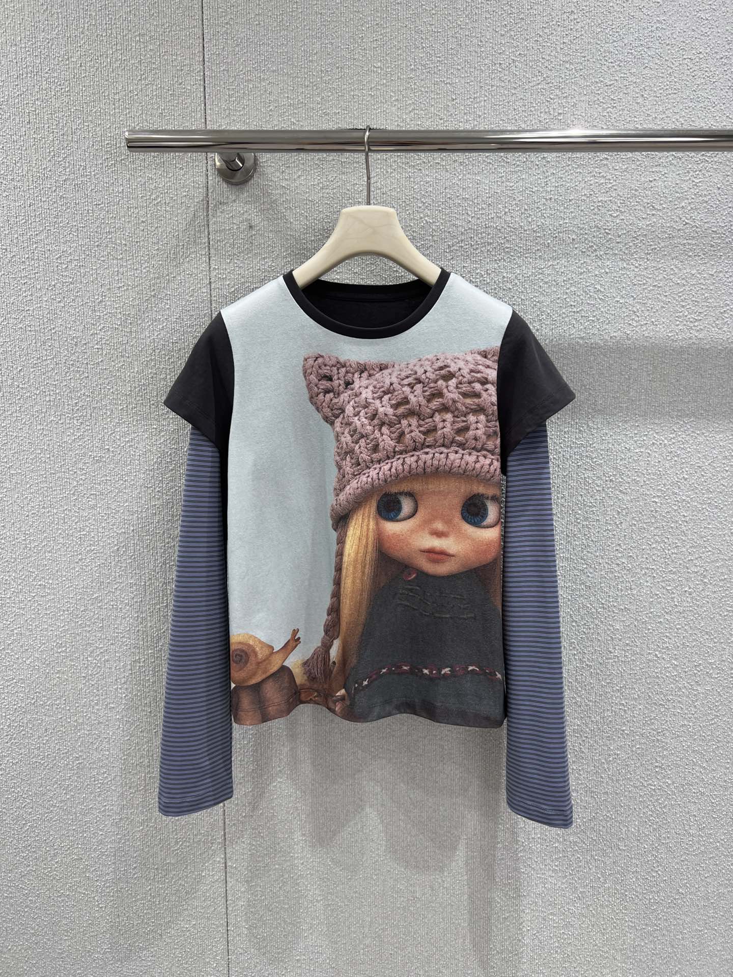 NO:709997,Supports exchange. Coyse*o  High quality production!  With the iconic doll print as the core, it perfectly integrates retro doll aesthetics with street relaxation. The fake two-piece design has distinct layers, with striped long sleeves and raglan sleeves, breaking the monotony of conventional T-shirts. The soft and skin-friendly fabric is both comfortable and crisp, and the delicate printing restores Blythe's agile demeanor.  , with its own retro filter atmosphere. This T-shirt can be the finishing touch of the look. It is a joint limited edition, with both collection value and practicality. It is a must-have item in the wardrobe of niche gamers and sweet and cool girls. Ready-made S/M/L real shot details, tees, t-shirt,19860909支持换款 Coyse*o x blythe 联名限定系列新款 假两件条纹拼接印花长袖T恤丨独家yb开发！高版出品！以标志性娃娃印花为核心,将复古玩偶美学与街头松弛感完美融合.假两件设计层次分明,条纹长袖拼接插肩袖型,打破常规T恤的单调感.柔软亲肤的面料兼具舒适与挺括,印花细腻还原Blythe的灵动神态,自带复古滤镜氛围.这件T恤都能成为造型的点睛之笔.它是联名限定款,兼具收藏价值与穿搭实用性,是小众玩家与甜酷女孩的衣橱必入单品.现货发售S/M/L实拍细节图,,tees，t-shirt,,Women's clothing
