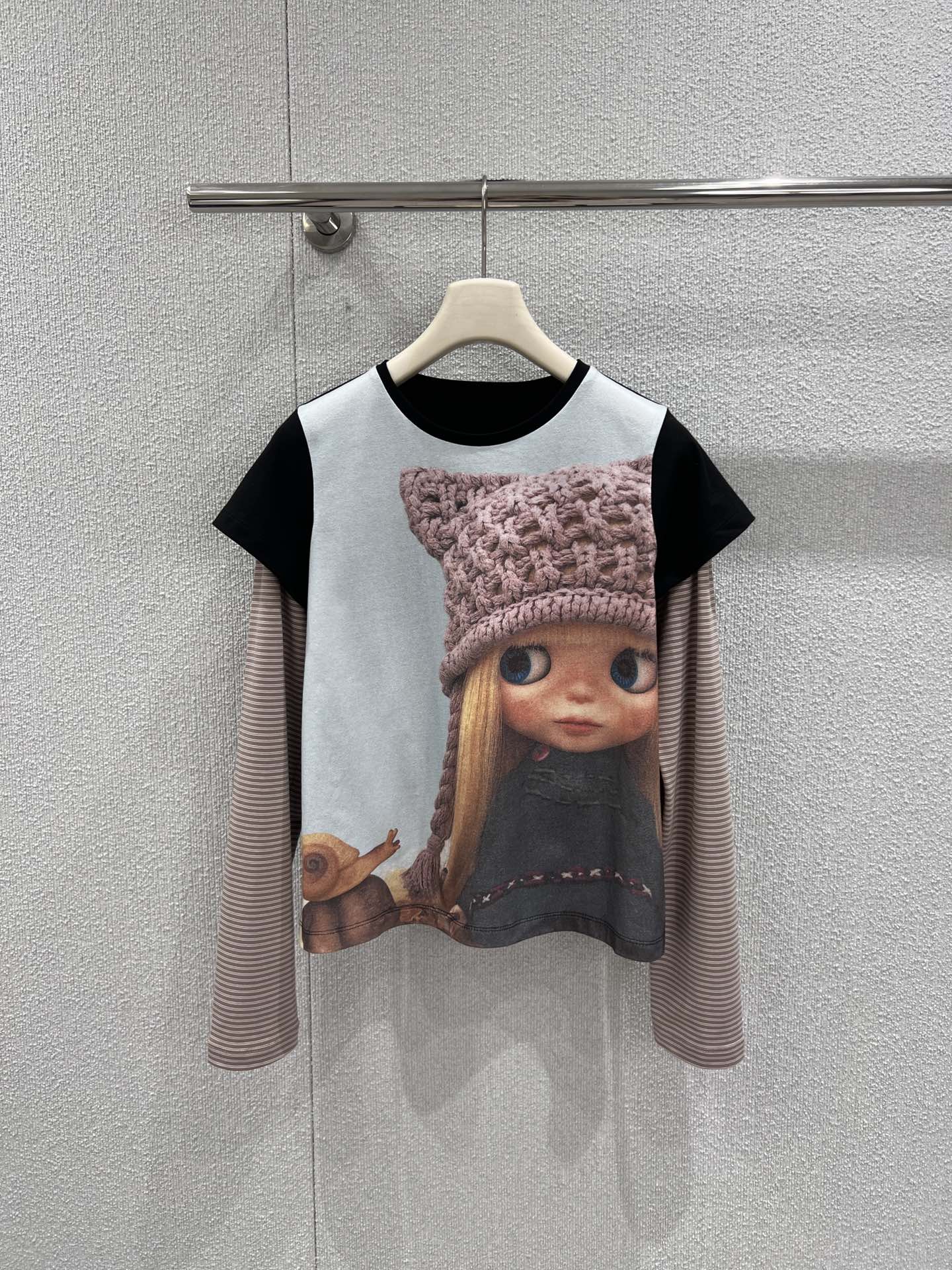 NO:709991,Supports exchange. Coyse*o  High quality production!  With the iconic doll print as the core, it perfectly integrates retro doll aesthetics with street relaxation. The fake two-piece design has distinct layers, with striped long sleeves and raglan sleeves, breaking the monotony of conventional T-shirts. The soft and skin-friendly fabric is both comfortable and crisp, and the delicate printing restores Blythe's agile demeanor.  , with its own retro filter atmosphere. This T-shirt can be the finishing touch of the look. It is a joint limited edition, with both collection value and practicality. It is a must-have item in the wardrobe of niche gamers and sweet and cool girls. Ready-made S/M/L real shot details, tees, t-shirt,19860909支持换款 Coyse*o x blythe 联名限定系列新款 假两件条纹拼接印花长袖T恤丨独家yb开发！高版出品！以标志性娃娃印花为核心,将复古玩偶美学与街头松弛感完美融合.假两件设计层次分明,条纹长袖拼接插肩袖型,打破常规T恤的单调感.柔软亲肤的面料兼具舒适与挺括,印花细腻还原Blythe的灵动神态,自带复古滤镜氛围.这件T恤都能成为造型的点睛之笔.它是联名限定款,兼具收藏价值与穿搭实用性,是小众玩家与甜酷女孩的衣橱必入单品.现货发售S/M/L实拍细节图,,tees，t-shirt,,Women's clothing