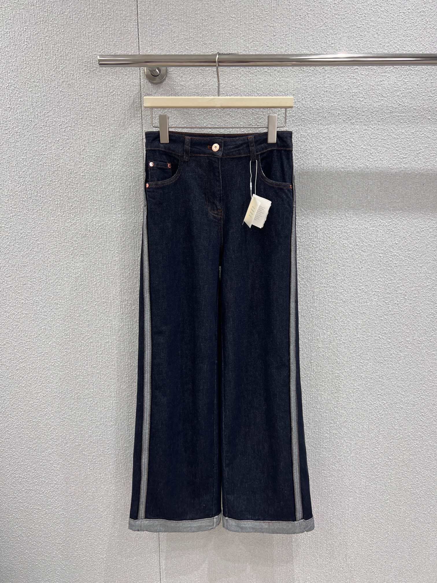 NO:710486,Support exchange Brunello cucinelli* 26Ss early spring new style loose denim trousers with contrasting colors on the side丨Exclusive high-end version!  Made of denim denim, with a dark indigo background and light gray contrasting stripes on the sides, it combines high-street style with light luxury style; the high-waisted and loose wide-leg silhouette modifies the leg shape, and the rolled hem design allows for free adjustment of the shape. The trousers are embellished with the brand's iconic beading details, integrating Italian leisure and exquisite craftsmanship. It is a versatile luxury product for daily styling. Ready-made S/M/L real shot details, brunello cucinelli,19860909支持换款 Brunello cucinelli* 26Ss早春新款 侧边撞色宽松牛仔长裤丨独家高版出品！选用单宁牛仔布打造,深靛蓝底色搭配浅灰侧边撞色条纹,高街感与轻奢风兼具；高腰宽松阔腿廓形修饰腿型,裤脚卷边设计可自由调整造型,裤身点缀品牌标志性的珠饰细节,将意式休闲与精致工艺融合,是日常造型的百搭奢品.现货发售S/M/L实拍细节图,,brunello cucinelli,,Women's clothing