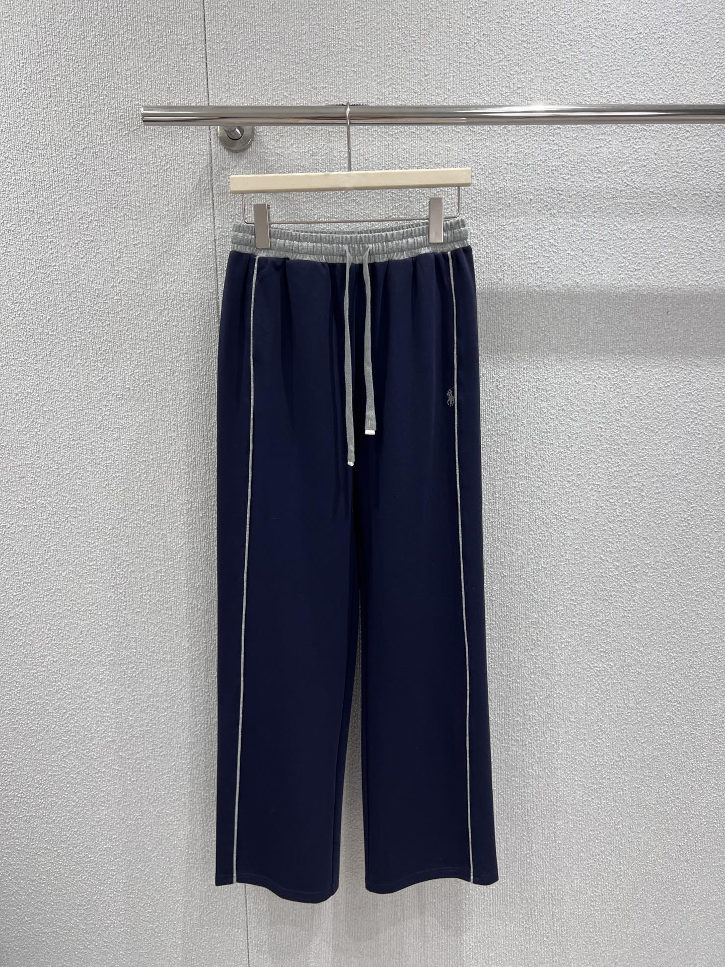 NO:710013,Supports exchange of Ralph Lau*en 26Ss early spring new style pony micro-label embroidery contrasting waist casual pants丨Exclusive high-end version!  American casual aesthetics is used to outline the relaxed texture of daily wear. The two-tone navy blue and hemp gray interpret the classic, the contrasting drawstring waistband breaks the monotony, and the delicate micro-label embroidery is low-key embedded in the trousers, which is the iconic exquisite ingenuity. The high-count cotton blended fabric is selected, soft to the touch and has outstanding drape. The wide-leg cut  The tailoring covers the body shape and stretches the leg lines vertically. Whether paired with a slim knitted vest or printed thin long sleeves, you can easily create a casual yet stylish early spring look, integrating the core of light luxury and leisure style into every moment of daily life. Ready-made S/M/L real shot details, loro  piana,19860909支持换款 Ralph Lau*en 26Ss早春新款 小马微标刺绣撞色腰休闲裤丨独家高版出品！以美式休闲美学勾勒日常穿搭的松弛质感.藏青与麻灰双色调演绎经典,撞色抽绳腰头打破单调,细腻的微标刺绣低调嵌于裤身,是标志性的精致巧思.甄选高支棉混纺面料,触感柔软且垂坠感出众,阔腿剪裁包容身形,纵向拉伸腿部线条,无论是搭配修身针织背心还是印花薄款长袖,都能轻松打造随性又不失格调的早春造型,将轻奢休闲的风格内核融入日常每一刻.现货发售S/M/L实拍细节图,,loro piana,,Women's clothing