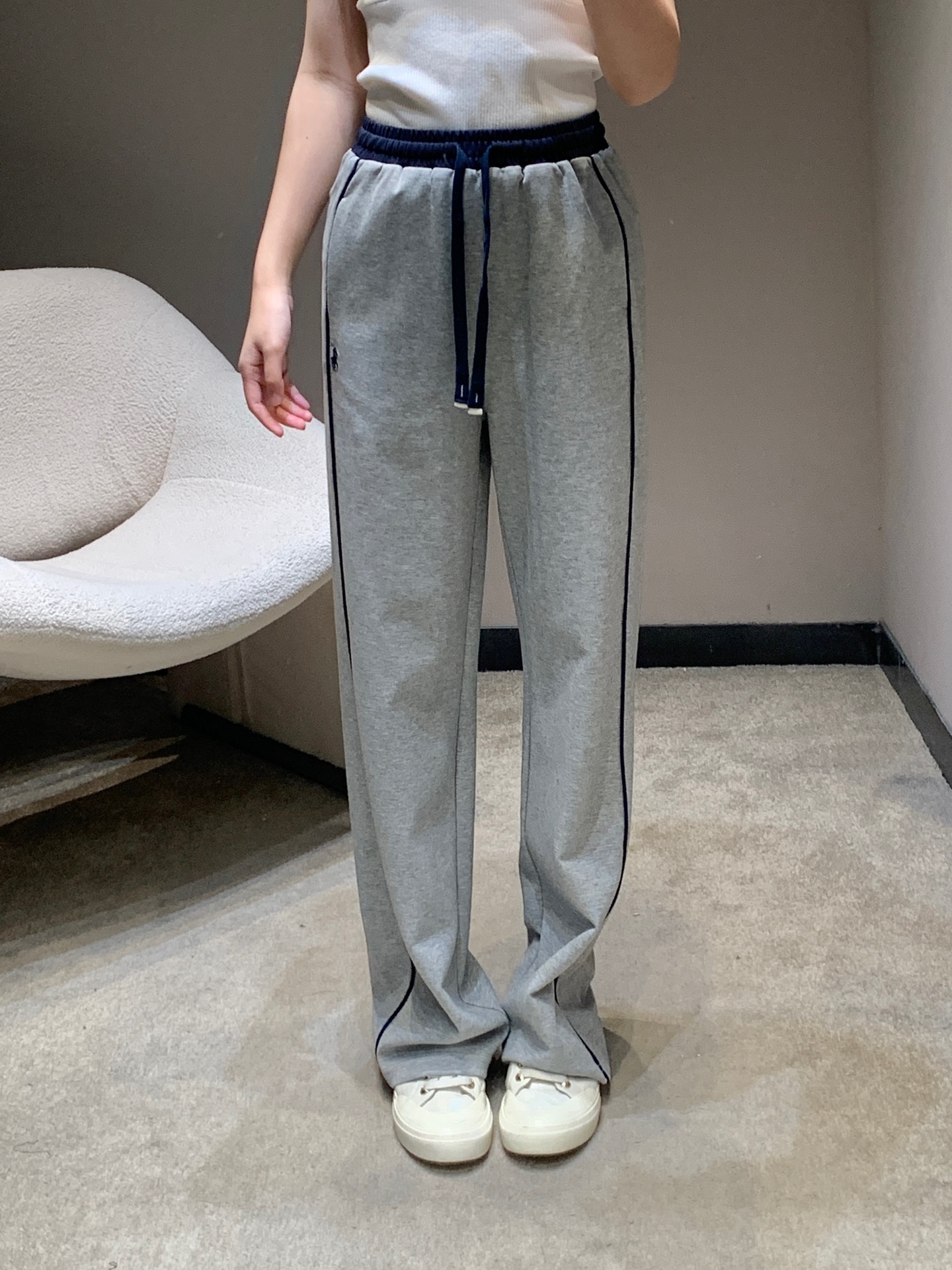 NO:710012,Ralph Lau*en 26Ss early spring new style pony micro-label embroidery contrasting waist casual pants丨Exclusive high-end version!  American casual aesthetics are used to outline the relaxed texture of daily wear. The two-tone navy blue and heather gray interpret the classic, the contrasting drawstring waistband breaks the monotony, and the delicate micro-label embroidery is low-key embedded in the trousers, which is the iconic exquisite ingenuity. The high-count cotton blended fabric is selected, soft to the touch and outstanding in drape, and wide  The leg cut is tolerant of the body shape and stretches the leg lines vertically. Whether paired with a slim knitted vest or printed thin long sleeves, you can easily create a casual yet stylish early spring look, integrating the core of light luxury and leisure style into every moment of daily life. Available now in S/M/L, loro  piana,19860909Ralph Lau*en 26Ss早春新款 小马微标刺绣撞色腰休闲裤丨独家高版出品！以美式休闲美学勾勒日常穿搭的松弛质感.藏青与麻灰双色调演绎经典,撞色抽绳腰头打破单调,细腻的微标刺绣低调嵌于裤身,是标志性的精致巧思.甄选高支棉混纺面料,触感柔软且垂坠感出众,阔腿剪裁包容身形,纵向拉伸腿部线条,无论是搭配修身针织背心还是印花薄款长袖,都能轻松打造随性又不失格调的早春造型,将轻奢休闲的风格内核融入日常每一刻.现货发售S/M/L,,loro piana,,Women's clothing