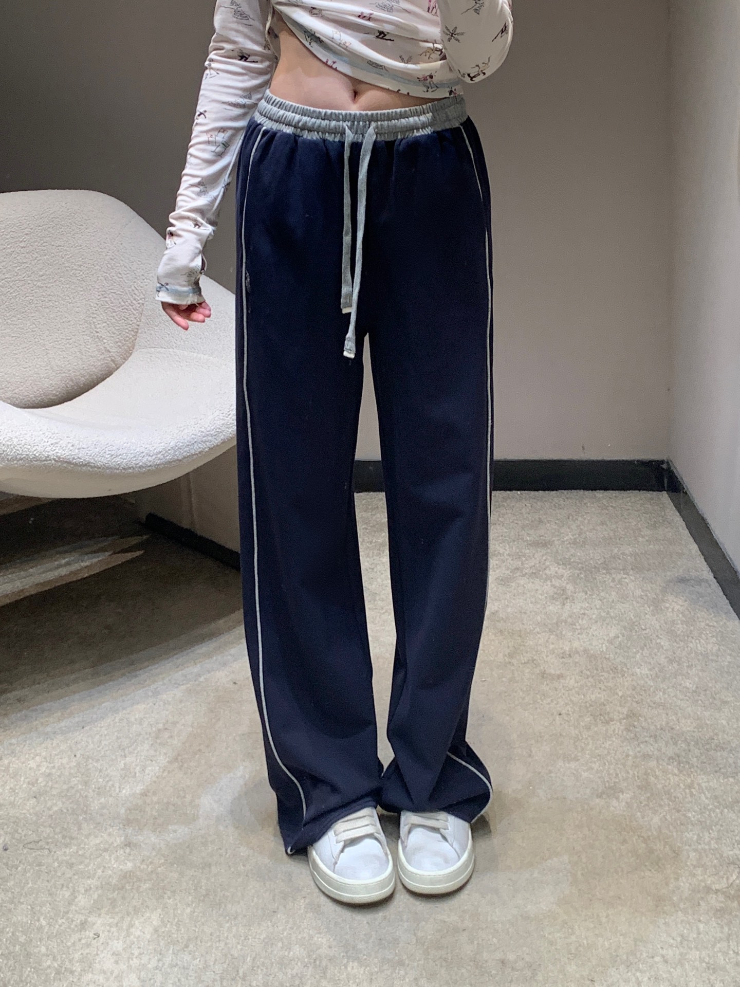 NO:710014,Ralph Lau*en 26Ss early spring new style pony micro-label embroidery contrasting waist casual pants丨Exclusive high-end version!  American casual aesthetics are used to outline the relaxed texture of daily wear. The two-tone navy blue and heather gray interpret the classic, the contrasting drawstring waistband breaks the monotony, and the delicate micro-label embroidery is low-key embedded in the trousers, which is the iconic exquisite ingenuity. The high-count cotton blended fabric is selected, soft to the touch and outstanding in drape, and wide  The leg cut is tolerant of the body shape and stretches the leg lines vertically. Whether paired with a slim knitted vest or printed thin long sleeves, you can easily create a casual yet stylish early spring look, integrating the core of light luxury and leisure style into every moment of daily life. Available now in S/M/L, loro  piana,19860909Ralph Lau*en 26Ss早春新款 小马微标刺绣撞色腰休闲裤丨独家高版出品！以美式休闲美学勾勒日常穿搭的松弛质感.藏青与麻灰双色调演绎经典,撞色抽绳腰头打破单调,细腻的微标刺绣低调嵌于裤身,是标志性的精致巧思.甄选高支棉混纺面料,触感柔软且垂坠感出众,阔腿剪裁包容身形,纵向拉伸腿部线条,无论是搭配修身针织背心还是印花薄款长袖,都能轻松打造随性又不失格调的早春造型,将轻奢休闲的风格内核融入日常每一刻.现货发售S/M/L,,loro piana,,Women's clothing