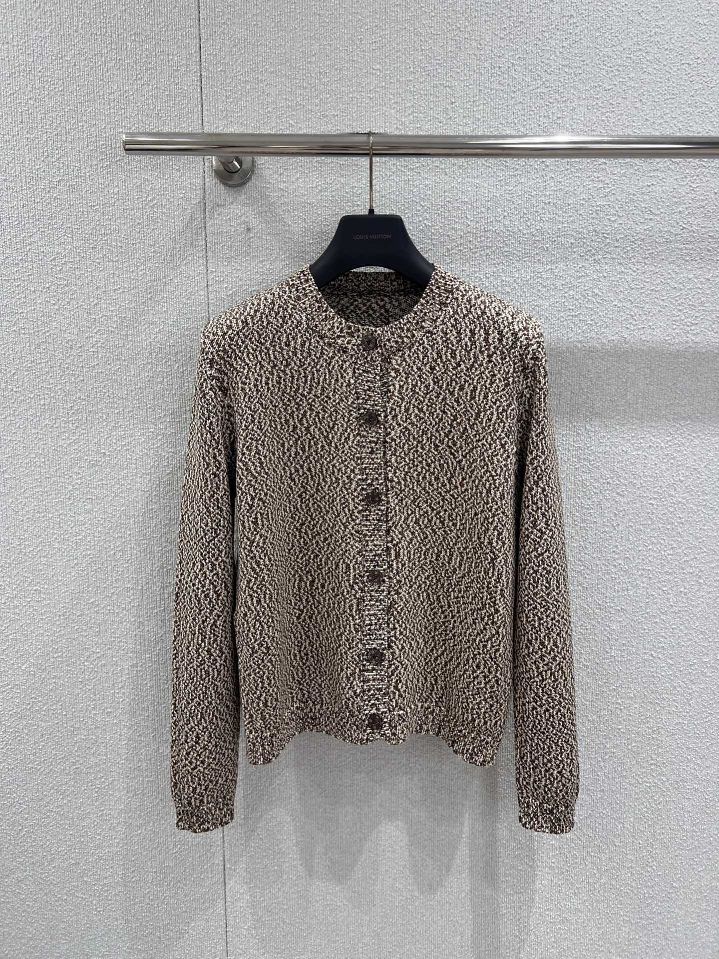 NO:710477,Cardigan supports exchange Louis V*itton 26SS early spring new style old money style knitted vest + cardigan丨Exclusively developed by yb!  High quality production!  The two-piece design of cardigan and vest is made of light brown variegated wool blend. The round-neck cardigan is decorated with retro snap buttons, and the loose silhouette blends with a lazy texture; the knitted vest is slim-fitting to outline the lines, and the classic Monogram dark pattern is woven into the texture. The light brown color echoes the low-key luxury of old money aesthetics. It can interpret the high-end French elegance when worn alone. Ready for sale S/M/L real shot details, Louis Vuitton,19860909开衫支持换款 Louis V*itton 26SS早春新款 老钱风针织背心+开衫丨独家yb开发！高版出品！以浅咖杂色羊毛混纺打造开衫与背心双件式设计,圆领开衫缀以复古按扣,宽松廓形糅合慵懒质感；针织背心则以修身剪裁勾勒线条,经典Monogram暗纹织入肌理,浅棕系配色呼应老钱美学的低调奢华,单穿叠搭皆能诠释法式优雅的高阶质感.现货发售S/M/L实拍细节图,,louis vuitton,,Women's clothing