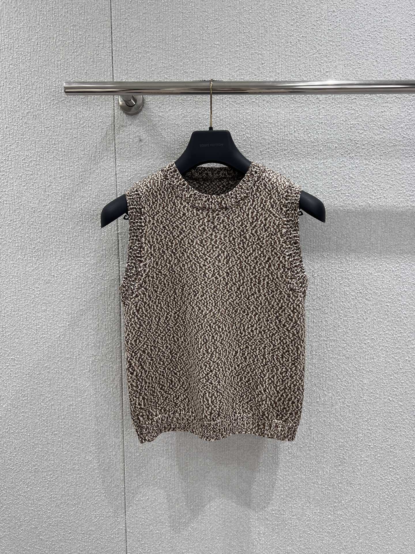 NO:710474,The vest supports exchange Louis V*itton 26SS early spring new style old money style knitted vest + cardigan丨Exclusively developed by yb!  High quality production!  The two-piece design of cardigan and vest is made of light brown variegated wool blend. The round-neck cardigan is decorated with retro snap buttons, and the loose silhouette blends with a lazy texture; the knitted vest is slim-fitting to outline the lines, and the classic Monogram dark pattern is woven into the texture. The light brown color echoes the low-key luxury of old money aesthetics. It can interpret the high-end French elegance when worn alone. Ready for sale S/M/L real shot details, Louis Vuitton,19860909背心支持换款 Louis V*itton 26SS早春新款 老钱风针织背心+开衫丨独家yb开发！高版出品！以浅咖杂色羊毛混纺打造开衫与背心双件式设计,圆领开衫缀以复古按扣,宽松廓形糅合慵懒质感；针织背心则以修身剪裁勾勒线条,经典Monogram暗纹织入肌理,浅棕系配色呼应老钱美学的低调奢华,单穿叠搭皆能诠释法式优雅的高阶质感.现货发售S/M/L实拍细节图,,louis vuitton,,Women's clothing