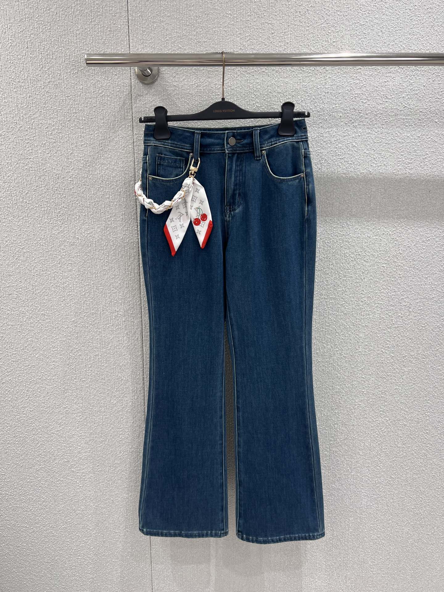 NO:710504,Support exchange Louis V*itton 26SS early spring new style cherry silk scarf chain decorated denim trousers丨Exclusive high-end version!  The retro denim denim is used to create a slightly flared silhouette, and the high-waist cut optimizes body proportions. The cherry silk scarf chain on the side of the trousers is detachable. The scarf is engraved with classic Monogram patterns and cherry elements. The metal chain and soft silk scarf straps collide to create a sweet and cool texture. The naturally draped hems modify the leg shape, and the retro blue wash color shows Italian casualness. It is the finishing touch to create a light and luxurious daily look. Ready-made S/M/L real shot details, Louis Vuitton,19860909支持换款 Louis V*itton 26SS早春新款 樱桃丝巾链条装饰牛仔长裤丨独家高版出品！选用复古丹宁牛仔布打造微喇廓形,高腰剪裁优化身材比例,裤身侧边的樱桃丝巾链条为可拆卸设计,丝巾印刻经典Monogram图案与樱桃元素,金属链条与柔丝巾带碰撞出甜酷质感；微喇裤脚自然垂坠修饰腿型,复古蓝水洗色调尽显意式休闲,是打造轻奢日常造型的点睛之选.现货发售S/M/L实拍细节图,,louis vuitton,,Women's clothing