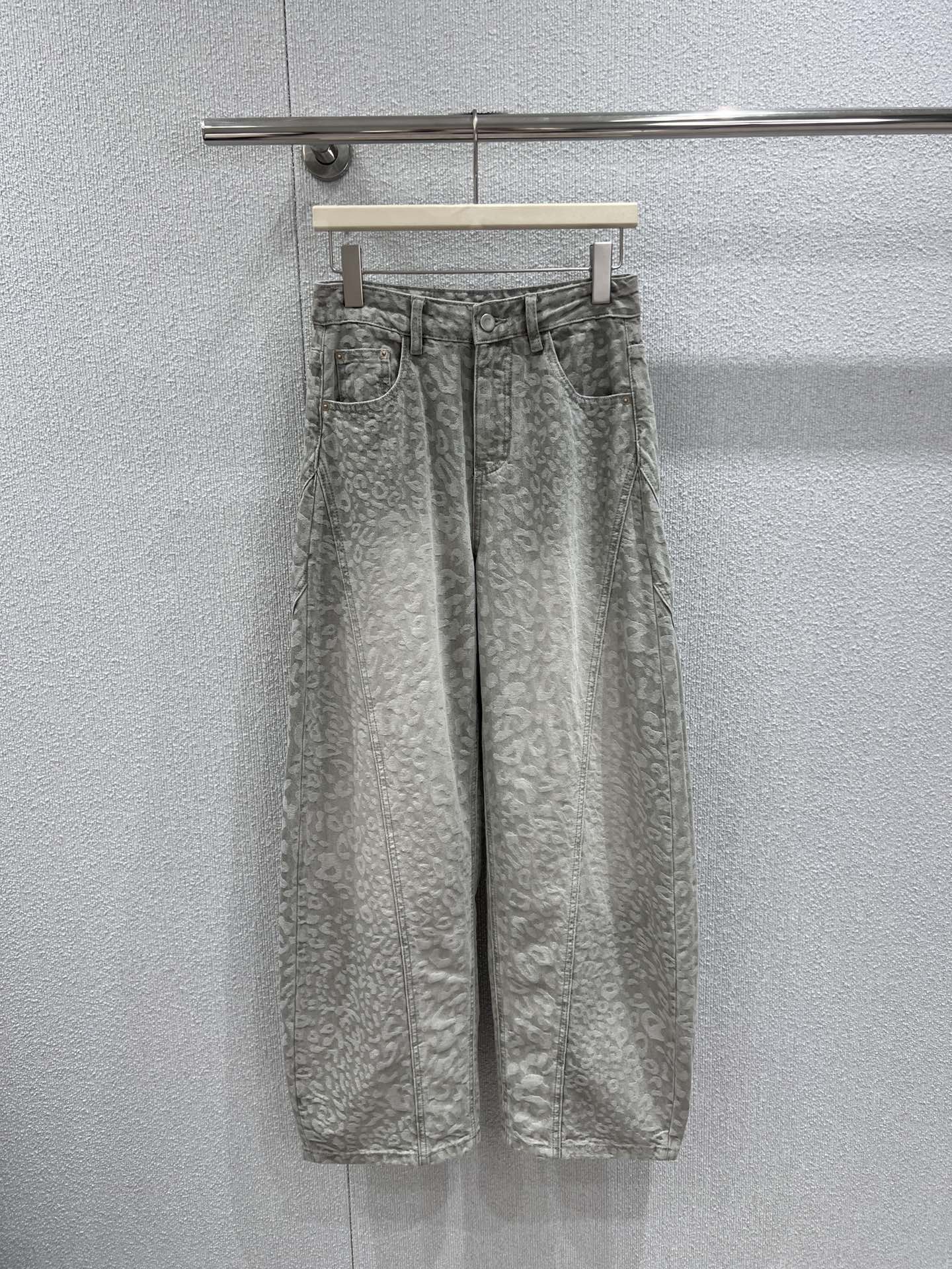 NO:710506,Support exchange, designer style 26SS early spring new dark pattern denim wide-leg pants丨Exclusive high-end version!  Made of washed distressed denim, with a light gray base embossed with three-dimensional dark patterns, full of texture; the high-waisted wide-leg silhouette modifies the leg shape, and the loose trousers hang naturally to form a lazy arc. The three-dimensional stitching on the side strengthens the shape structure, integrating pioneering design with casual texture. It is the core item for creating a high-street look in early spring. Ready-made S/M/L real shot details,,19860909支持换款 设计师款 26SS早春新款 暗纹牛仔阔腿裤丨独家高版出品！选用水洗做旧牛仔布打造,浅灰调基底压印立体暗纹,肌理感十足；高腰阔腿廓形修饰腿型,宽松裤管自然垂坠形成慵懒弧度,侧边立体缝线强化版型结构,将先锋设计与休闲质感融合,是早春打造高街造型的核心单品.现货发售S/M/L实拍细节图,,,Women's clothing