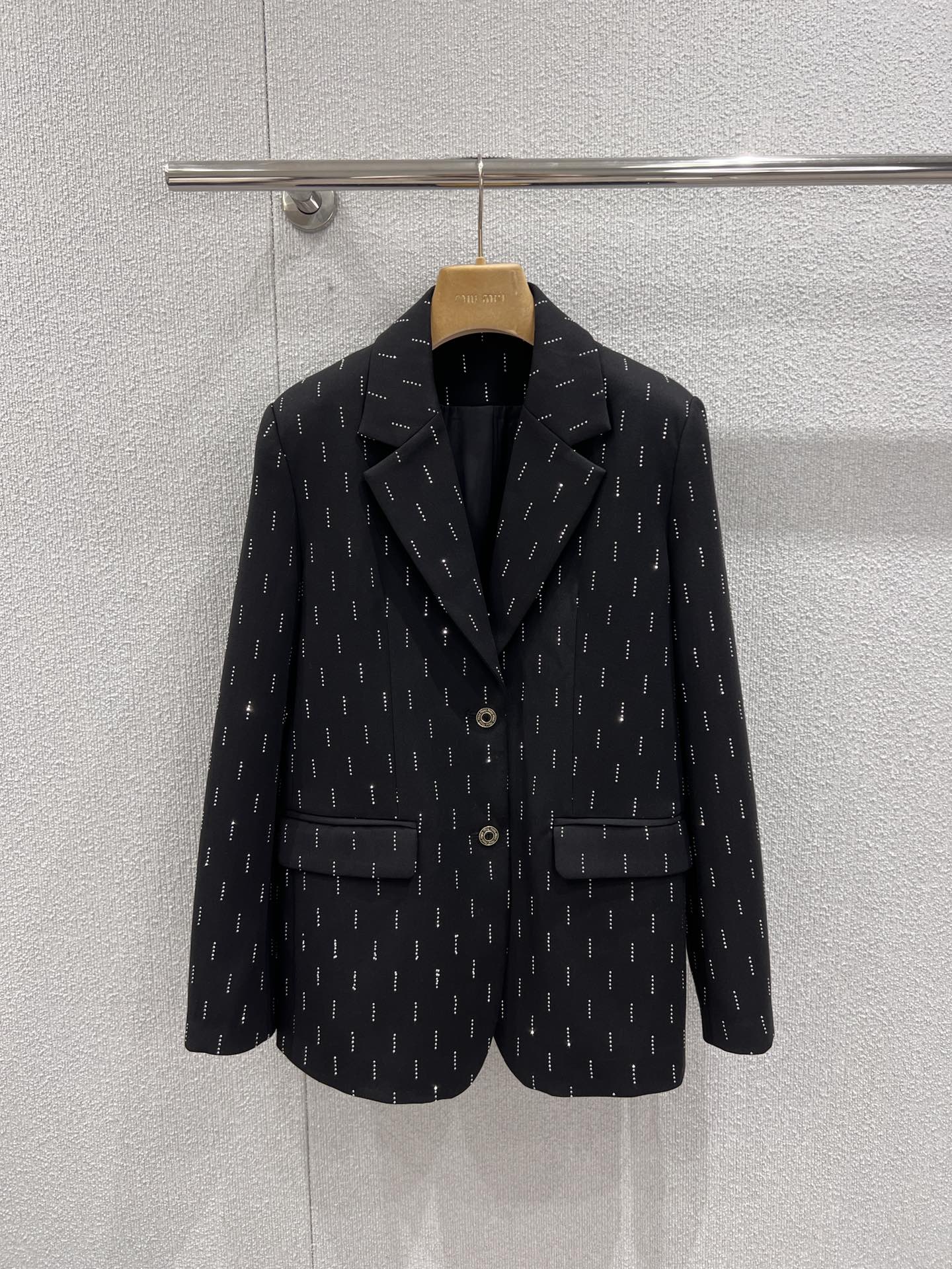 NO:710489,Support exchange Miu M*u 26SS early spring series Gypsophila hot diamond suit jacket丨Exclusive high-end version!  The whole body is embellished with scattered silver hot diamonds to create a 'starry sky' visual effect, and the bling diamond surface reflects the light and gives a smart luster; the oversize loose silhouette combines girlishness and cool temperament, and the golden metal buttons embellish the placket and cuffs. The lapel design retains the classic silhouette of the suit, making it easy to create a modern look that is both sweet and cool. Ready-made S/M/L real shot details,,miumiu,versace,jackets & coats,business suit,19860909支持换款 Miu M*u 26SS早春系列 满天星烫钻西装外套丨独家高版出品！通体缀饰错落的银色烫钻打造“满天星”视觉效果,bling钻面随光线折射出灵动光泽；oversize宽松廓形糅合少女感与酷飒气质,金色金属纽扣点缀门襟与袖口,翻领设计保留西装经典轮廓,轻松打造甜酷兼具的摩登造型.现货发售S/M/L实拍细节图,,miumiu,versace,jackets & coats,business suit,,Women's clothing