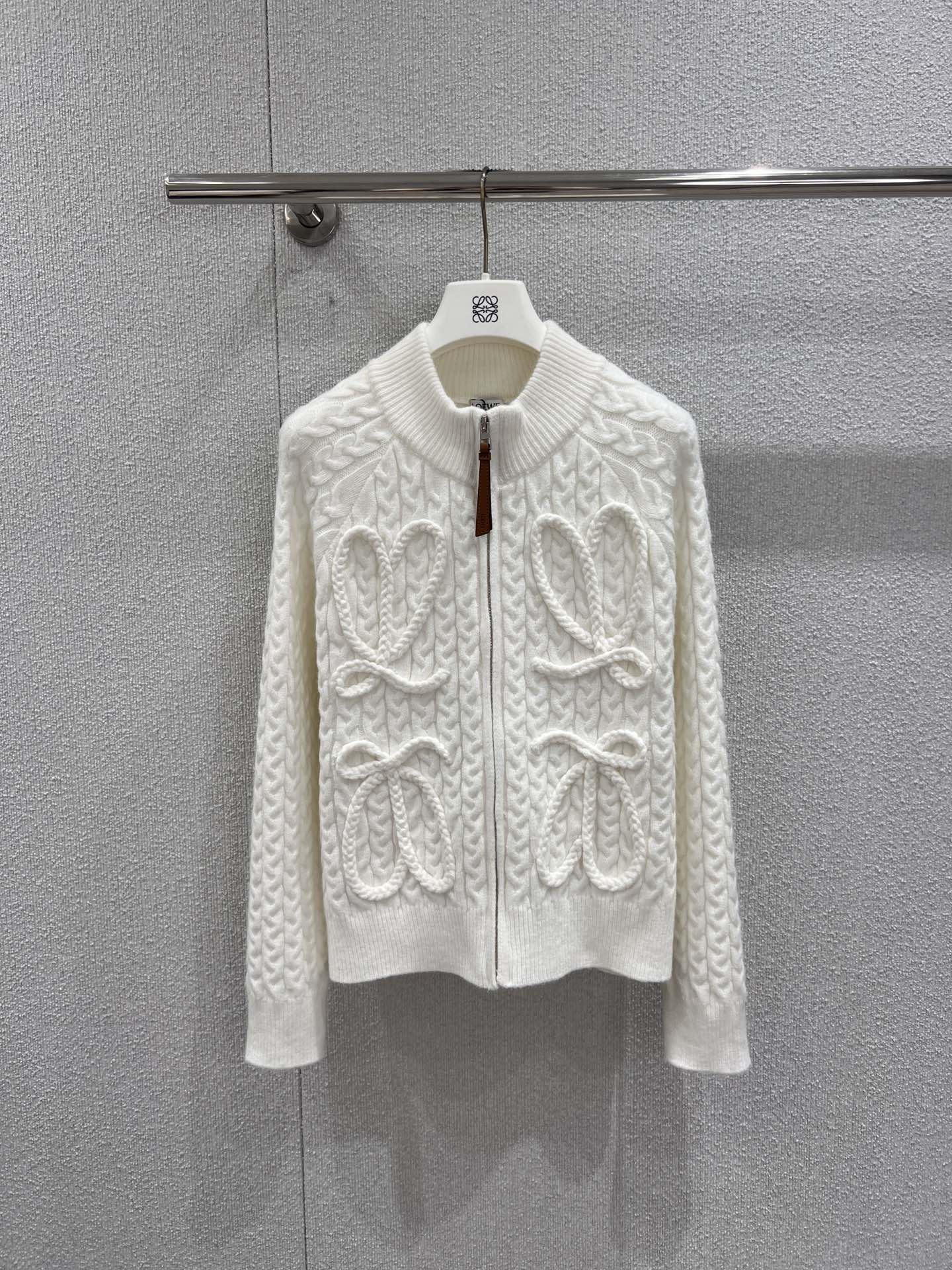 NO:710006,Support exchange Lo*we 26Ss early spring new three-dimensional woven logo plate knitted jacket丨Exclusive high-end version!  The artistic texture of high-definition knitting is interpreted with hand-knitting technology. The pure off-white color lining shows a gentle charm, and the three-dimensional logo plate weaving pattern on the body blends the brand logo into the retro cable texture. It is an innovative interpretation of traditional knitting technology. The fine wool blended fabric is selected, soft and skin-friendly and stiff, and the stand-up collar  The chain design is suitable for wearing in many scenes, and the slim tailoring outlines the body shape while retaining a comfortable margin. Whether worn alone with high-waisted denim, or layered under a lamb wool jacket, the exquisite knitted details can inject a high-end yet casual style into the early spring look. Actual details of S/M/L on sale now, jackets  & coats,19860909支持换款 Lo*we 26Ss早春新款 立体编织logo盘花针织外套丨独家高版出品！以手工编织工艺诠释高定针织的艺术质感.纯净米白色调衬显温柔气韵,衣身立体的logo盘花编织纹样,将品牌标识融于复古绞花肌理中,是对传统针织工艺的创新演绎.甄选细腻羊毛混纺面料,软糯亲肤且兼具挺括度,立领拉链设计适配多场景穿搭,修身剪裁勾勒身形的同时保留舒适余量.无论是单穿搭配高腰牛仔,还是叠穿于羊羔毛外套内,都能以精致的针织细节,为早春造型注入高级又随性的格调.现货发售S/M/L实拍细节图,,jackets & coats,,Women's clothing