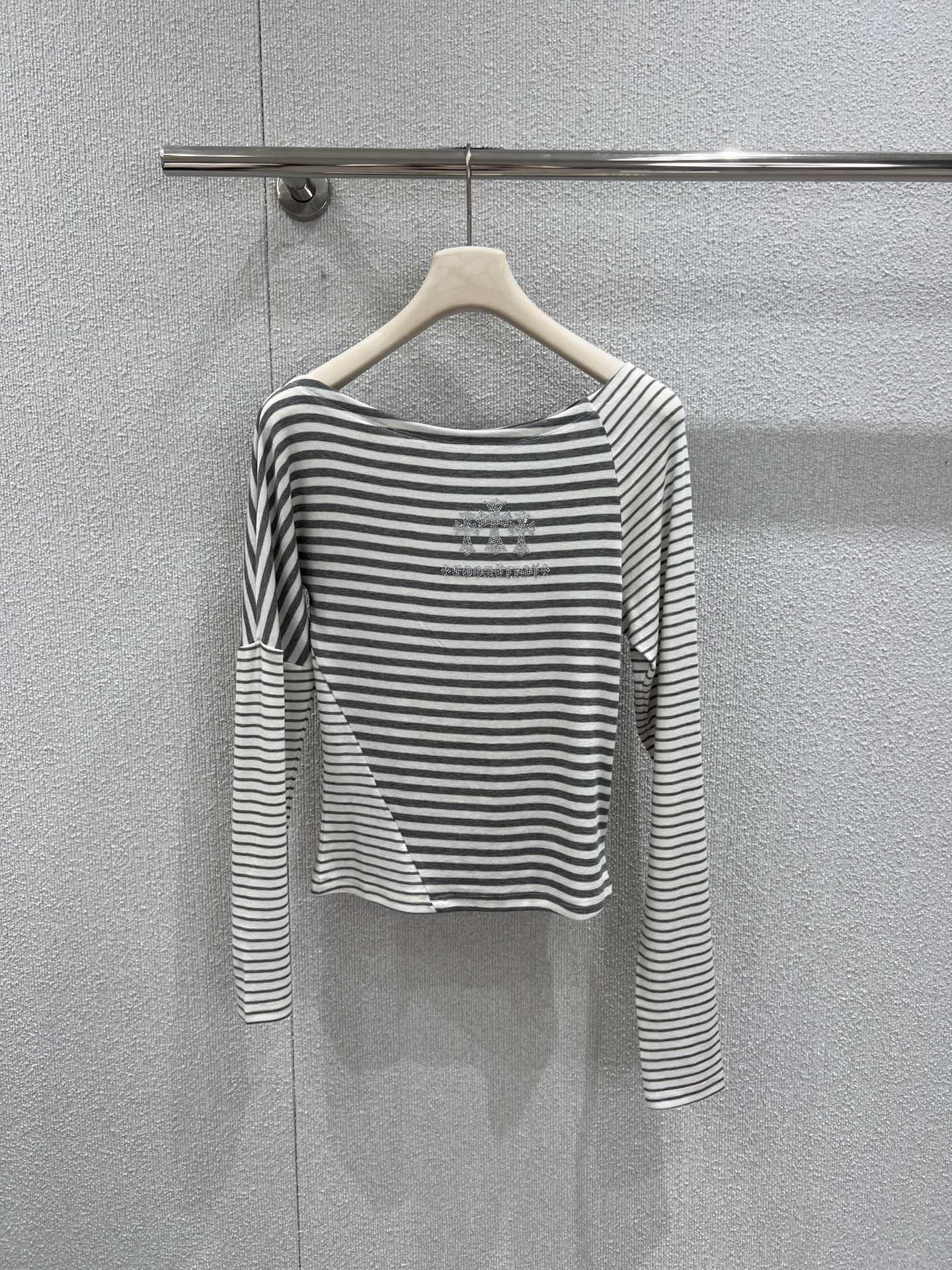 NO:710501,Supports exchange of styles Chorme heart* 26Ss early spring new style cross hot diamond striped Tencel wool oblique shoulder long-sleeved T-shirt丨Exclusive high-end version!  Tencel wool blended fabric is selected, with gray and white stripes and blue and white stripes as a two-color stripe base, which is fresh and soft. The off-shoulder design outlines the shoulder and neck lines; the cross on the chest is inlaid by hand, and the diamond surface reflects the cold luster. The slim and slightly elastic version fits the body shape, blending street cool and light luxury. It is the core item to create a casual hot girl style. Ready for sale S/M/L real shot details, tees, t-shirt,19860909支持换款 Chorme heart* 26Ss早春新款 十字架烫钻条纹天丝羊毛斜肩长袖T恤丨独家高版出品！甄选天丝羊毛混纺面料,灰白条、蓝白条双色条纹基底清新柔和,斜肩剪裁露肩设计勾勒肩颈线条；胸前十字架烫钻由手工镶嵌,钻面折射出冷冽光泽,修身微弹的版型贴合身形,将街头潮酷与轻奢精致融合,是打造随性辣妹风的核心单品.现货发售S/M/L实拍细节图,,tees，t-shirt,,Women's clothing