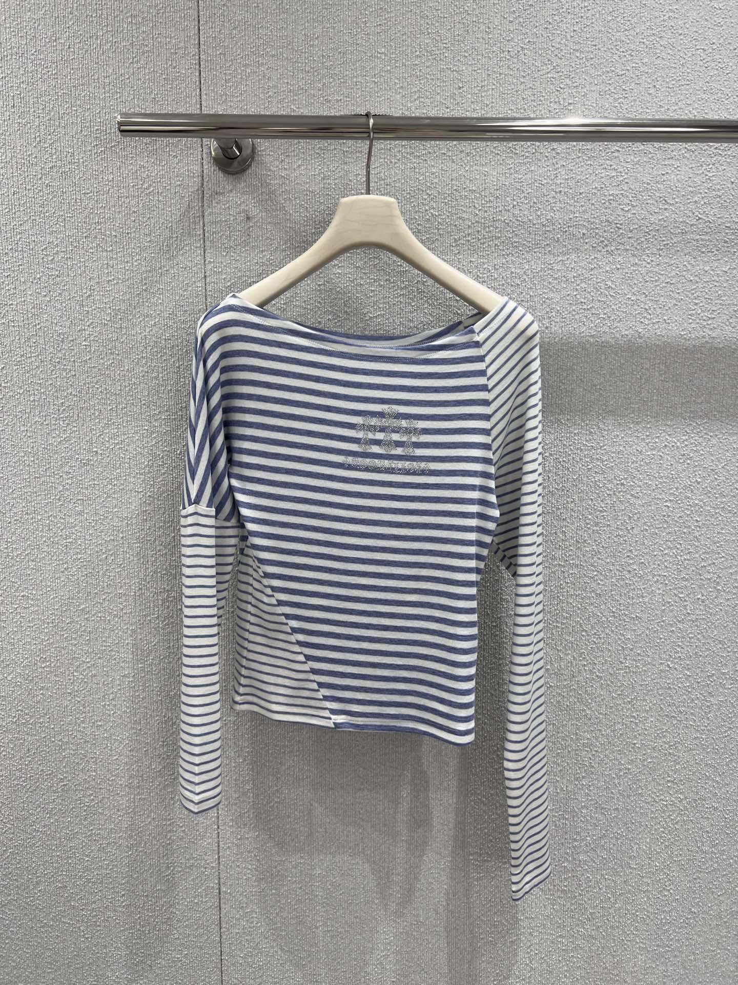 NO:710503,Supports exchange of styles Chorme heart* 26Ss early spring new style cross hot diamond striped Tencel wool oblique shoulder long-sleeved T-shirt丨Exclusive high-end version!  Tencel wool blended fabric is selected, with gray and white stripes and blue and white stripes as a two-color stripe base, which is fresh and soft. The off-shoulder design outlines the shoulder and neck lines; the cross on the chest is inlaid by hand, and the diamond surface reflects the cold luster. The slim and slightly elastic version fits the body shape, blending street cool and light luxury. It is the core item to create a casual hot girl style. Ready for sale S/M/L real shot details, tees, t-shirt,19860909支持换款 Chorme heart* 26Ss早春新款 十字架烫钻条纹天丝羊毛斜肩长袖T恤丨独家高版出品！甄选天丝羊毛混纺面料,灰白条、蓝白条双色条纹基底清新柔和,斜肩剪裁露肩设计勾勒肩颈线条；胸前十字架烫钻由手工镶嵌,钻面折射出冷冽光泽,修身微弹的版型贴合身形,将街头潮酷与轻奢精致融合,是打造随性辣妹风的核心单品.现货发售S/M/L实拍细节图,,tees，t-shirt,,Women's clothing