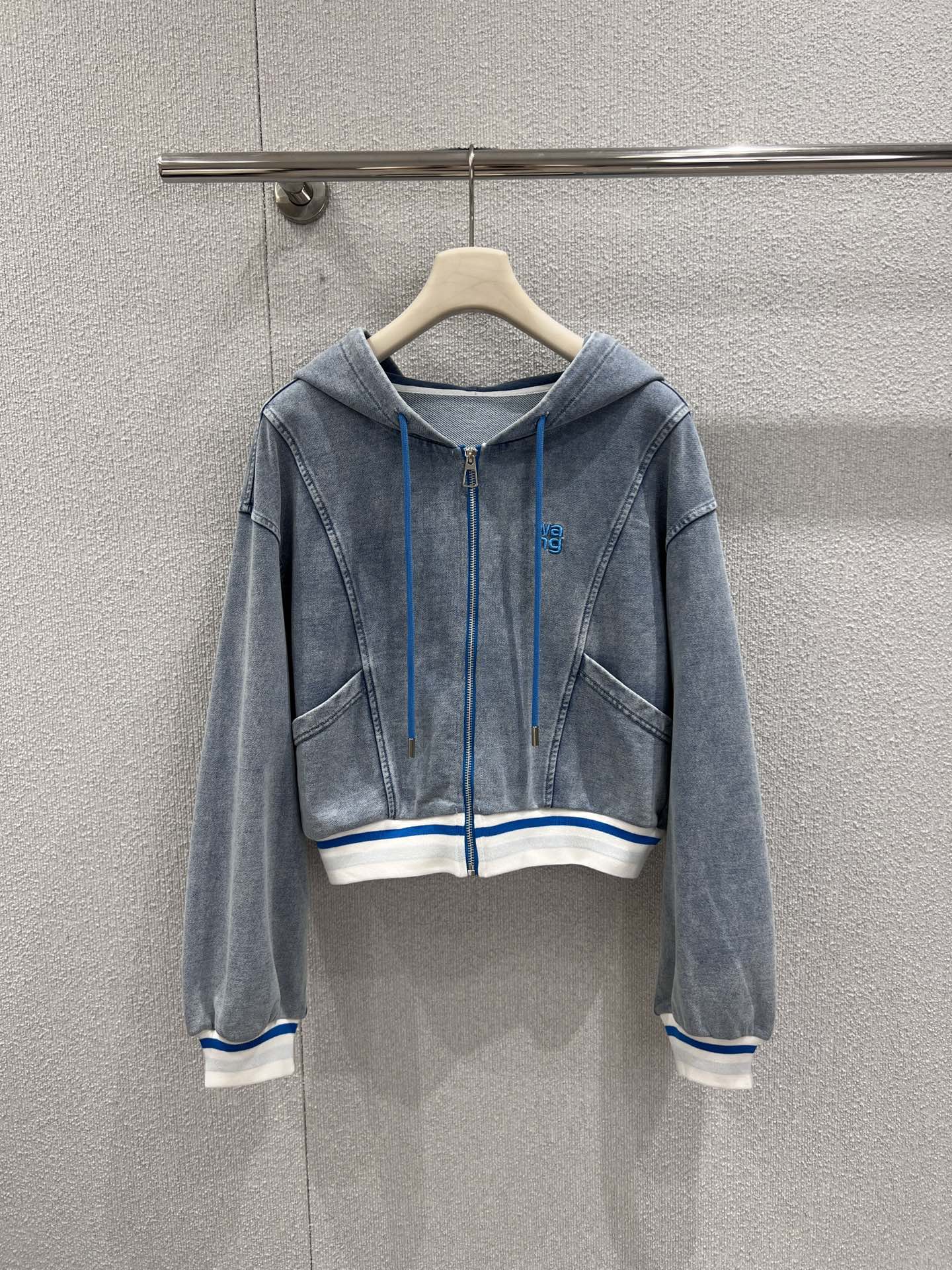 NO:710509,Supports exchange of Alexander* Wang 26Ss early spring new style letter embroidered distressed washed hooded jacket + wide-leg pants suit | Exclusive high-end version!  Reshape the texture expression of street fashion with distressed washing process. The hooded jacket is made of soft and skin-friendly fabrics, and the distressed treatment allows the color to show a natural gradient. Letter embroidery is used as a detail embellishment, which is low-key and recognizable; the loose cut of the wide-leg pants releases a sense of freedom, and the washing process echoes the jacket, and the overall shape is integrated. One suit, two colors, unlocks unlimited possibilities for early spring wear. Ready-made S/M/L real shot details, jackets & coats, hats,19860909支持换款 Alexande* Wang 26Ss早春新款 字母刺绣做旧洗水连帽外套+阔腿裤套装丨独家高版出品！用做旧洗水工艺重塑街头时尚的质感表达.连帽外套采用柔软亲肤的面料,做旧处理让色彩呈现出自然的渐变层次,字母刺绣作为细节点缀,低调中透着辨识度；阔腿裤的宽松剪裁释放自在体感,洗水工艺与外套呼应,整体造型浑然一体.一件套装,两种色系,解锁早春穿搭的无限可能.现货发售S/M/L实拍细节图,,jackets & coats,hats,,Women's clothing