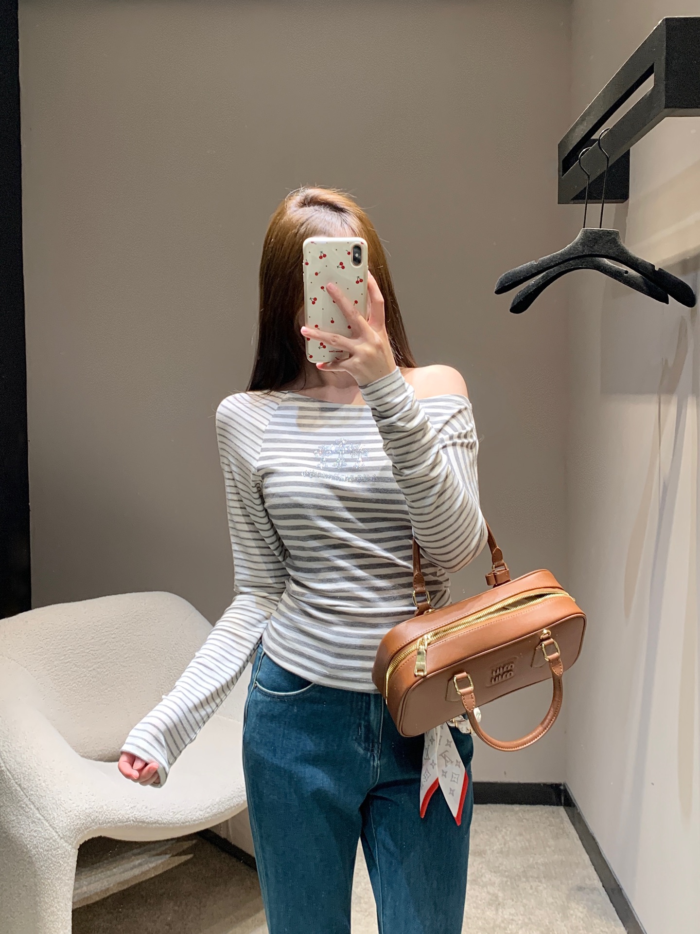 NO:710502,Chorme heart* 26Ss early spring new style cross hot diamond striped Tencel wool oblique shoulder long-sleeved T-shirt | Exclusive high-end version!  Selected Tencel wool blend fabric, two-color stripes of gray and white strips, blue and white stripes as a fresh and soft base, slanted shoulder cut and off-shoulder design outline the shoulder and neck lines; cross hot diamonds on the chest are inlaid by hand, the diamond surface reflects the cold luster, the slim and slightly elastic version fits the body shape, and combines street cool with light luxury. It is the core item to create a casual hot girl style. Ready for sale S/M/L, tees, t-shirt,19860909Chorme heart* 26Ss早春新款 十字架烫钻条纹天丝羊毛斜肩长袖T恤丨独家高版出品！甄选天丝羊毛混纺面料,灰白条、蓝白条双色条纹基底清新柔和,斜肩剪裁露肩设计勾勒肩颈线条；胸前十字架烫钻由手工镶嵌,钻面折射出冷冽光泽,修身微弹的版型贴合身形,将街头潮酷与轻奢精致融合,是打造随性辣妹风的核心单品.现货发售S/M/L,,tees，t-shirt,,Women's clothing