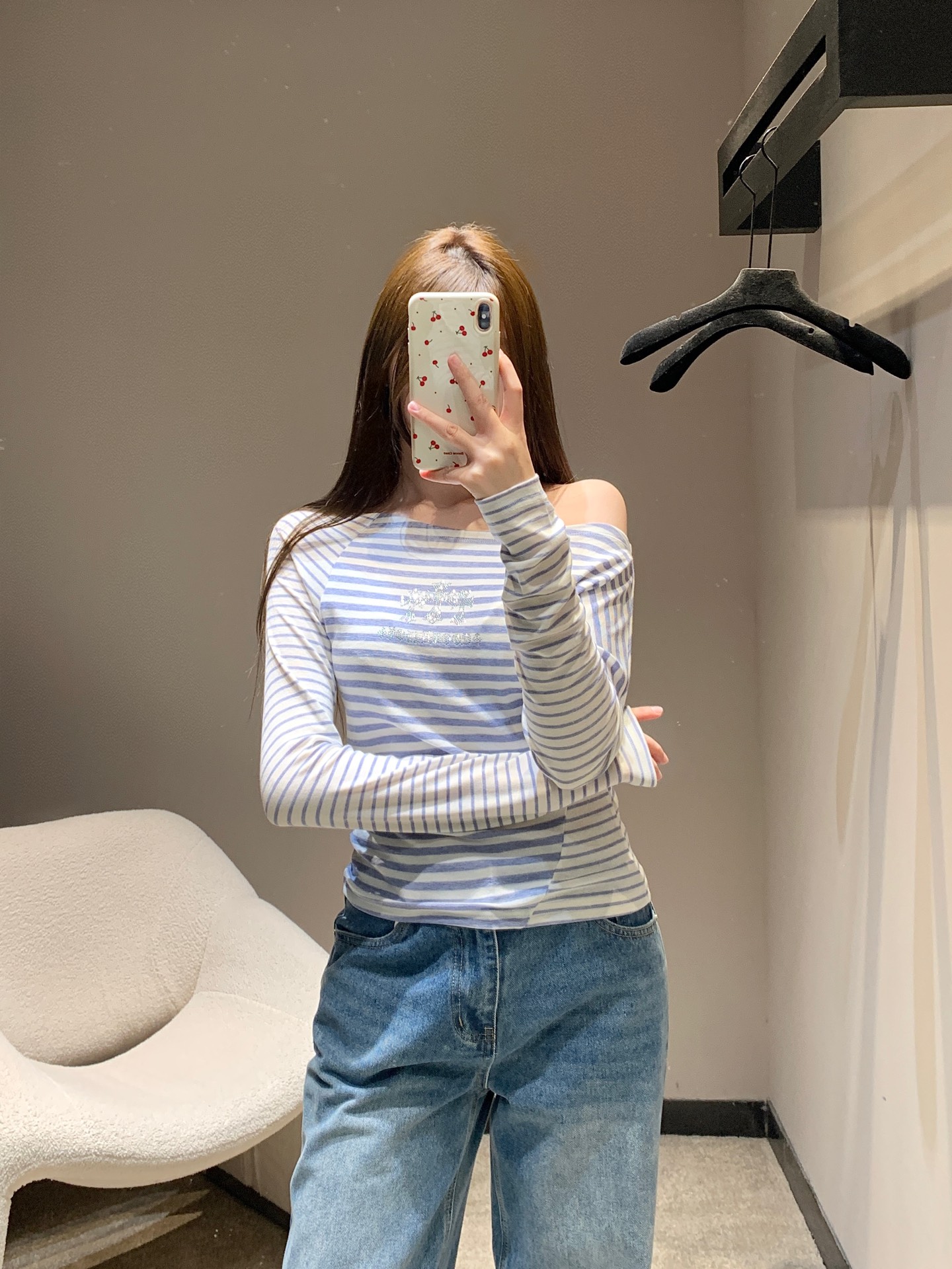 NO:712709,Chorme heart* 26Ss early spring new style cross hot diamond striped Tencel wool oblique shoulder long-sleeved T-shirt | Exclusive high-end version!  Selected Tencel wool blend fabric, two-color stripes of gray and white strips, blue and white stripes as a fresh and soft base, slanted shoulder cut and off-shoulder design outline the shoulder and neck lines; cross hot diamonds on the chest are inlaid by hand, the diamond surface reflects the cold luster, the slim and slightly elastic version fits the body shape, and combines street cool with light luxury. It is the core item to create a casual hot girl style. Ready for sale S/M/L, tees, t-shirt,19860909Chorme heart* 26Ss早春新款 十字架烫钻条纹天丝羊毛斜肩长袖T恤丨独家高版出品！甄选天丝羊毛混纺面料,灰白条、蓝白条双色条纹基底清新柔和,斜肩剪裁露肩设计勾勒肩颈线条；胸前十字架烫钻由手工镶嵌,钻面折射出冷冽光泽,修身微弹的版型贴合身形,将街头潮酷与轻奢精致融合,是打造随性辣妹风的核心单品.现货发售S/M/L,,tees，t-shirt,,Women's clothing