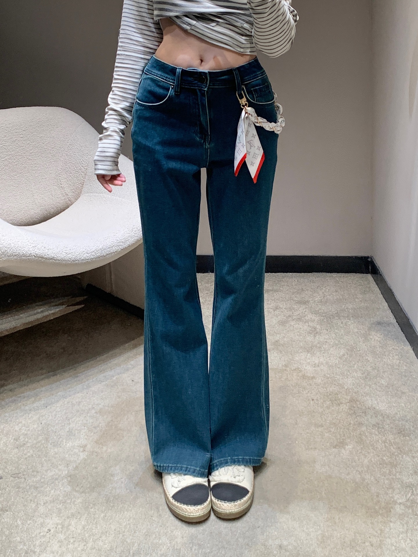 NO:710505,Louis V*itton 26SS early spring new style cherry silk scarf chain decorated denim trousers丨Exclusive high-end version!  The retro denim denim is used to create a slightly flared silhouette, and the high-waist cut optimizes body proportions. The cherry silk scarf chain on the side of the trousers is detachable. The scarf is engraved with classic Monogram patterns and cherry elements. The metal chain and the soft silk scarf band collide to create a sweet and cool texture. The naturally draped hems modify the leg shape, and the retro blue wash color shows Italian casualness. It is the finishing touch to create a light and luxurious daily look. Ready for sale S/M/L, Louis Vuitton,19860909Louis V*itton 26SS早春新款 樱桃丝巾链条装饰牛仔长裤丨独家高版出品！选用复古丹宁牛仔布打造微喇廓形,高腰剪裁优化身材比例,裤身侧边的樱桃丝巾链条为可拆卸设计,丝巾印刻经典Monogram图案与樱桃元素,金属链条与柔丝巾带碰撞出甜酷质感；微喇裤脚自然垂坠修饰腿型,复古蓝水洗色调尽显意式休闲,是打造轻奢日常造型的点睛之选.现货发售S/M/L,,louis vuitton,,Women's clothing