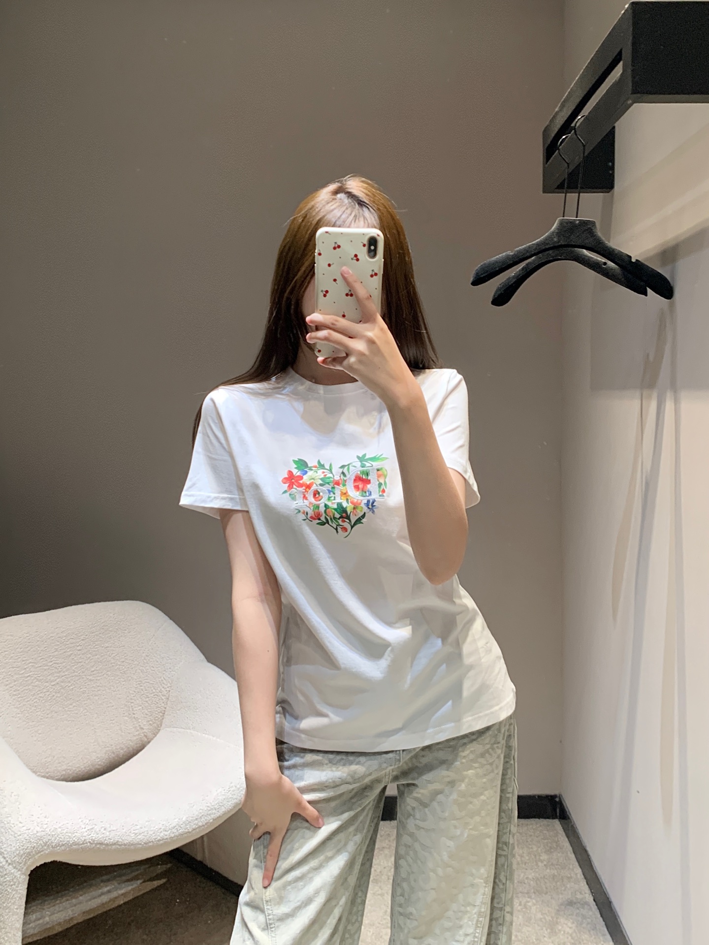 NO:715629,Dio* 26Ss early spring new style letter embroidered love flower printed round neck short-sleeved T-shirt | Exclusive high-end version!  The high-count pure cotton creates a soft and skin-friendly feel. The love flower printed letter embroidery combines colorful colors and delicate brushstrokes. The simple round neck and loose slightly dropped shoulders are suitable for a variety of outfits. It cleverly blends romantic aesthetics and casual style. It is a versatile luxury product for early spring. Available in stock S/M/L,, dior, T-shirt, tees, t-shirt,19860909Dio* 26Ss早春新款 字母刺绣爱心花卉印花圆领短袖T恤丨独家高版出品！高支纯棉打造柔软亲肤的穿着感,爱心花卉印花字母刺绣融合缤纷色彩与细腻笔触,简约圆领与宽松微落肩版型适配多元穿搭,将浪漫美学与休闲风格巧妙融合,是早春日常的百搭奢品.现货发售S/M/L,,dior,T-shirt,tees，t-shirt,,Women's clothing