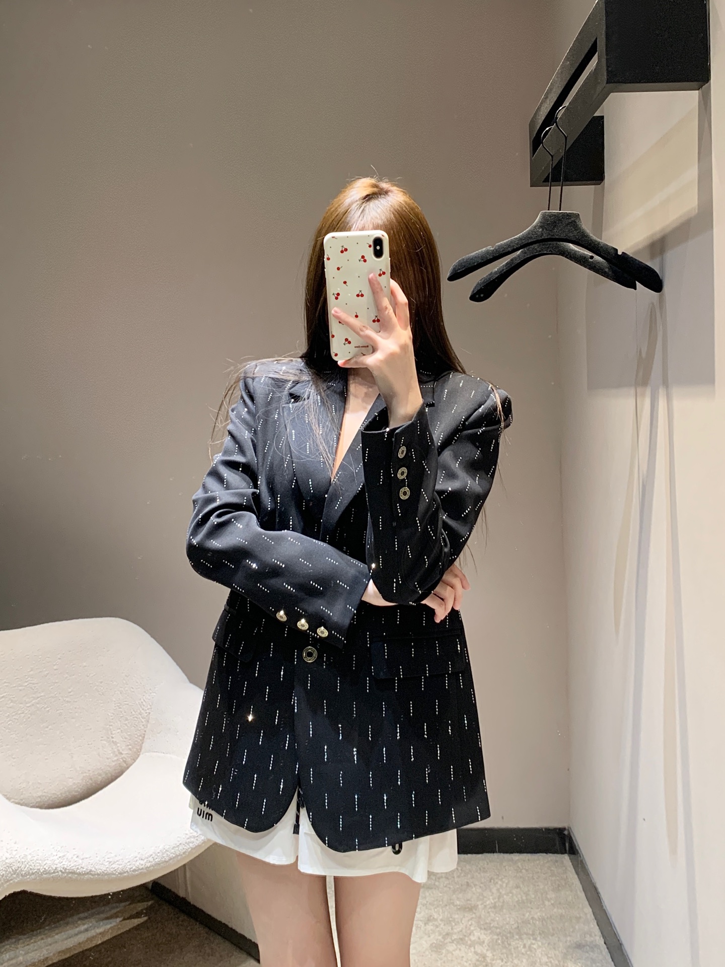 NO:710490,Miu M*u 26SS early spring series gypsophila hot diamond suit jacket丨Exclusive high-end version!  The whole body is embellished with scattered silver hot diamonds to create a 'starry sky' visual effect. The bling diamond surface reflects the light and gives a smart luster; the oversize loose silhouette combines girlishness and cool temperament. The golden metal buttons embellish the placket and cuffs. The lapel design retains the classic silhouette of the suit, making it easy to create a modern look that is both sweet and cool. Ready for sale S/M/L,, miumiu, versace, jackets & coats, business suit,19860909Miu M*u 26SS早春系列 满天星烫钻西装外套丨独家高版出品！通体缀饰错落的银色烫钻打造“满天星”视觉效果,bling钻面随光线折射出灵动光泽；oversize宽松廓形糅合少女感与酷飒气质,金色金属纽扣点缀门襟与袖口,翻领设计保留西装经典轮廓,轻松打造甜酷兼具的摩登造型.现货发售S/M/L,,miumiu,versace,jackets & coats,business suit,,Women's clothing