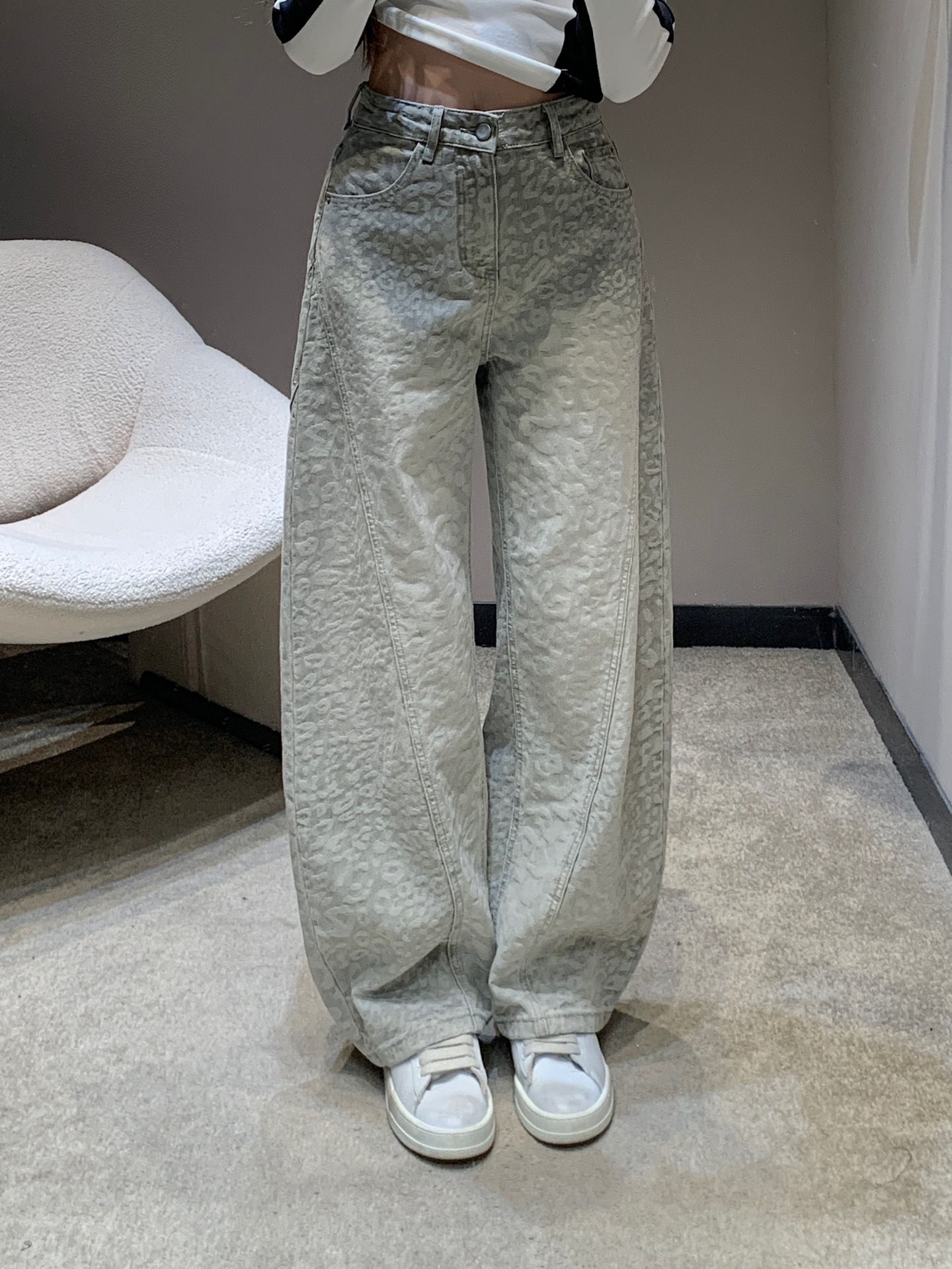 NO:710507,Designer 26SS early spring new dark pattern denim wide-leg pants丨Exclusive high-end version!  Made of washed distressed denim, with a light gray base embossed with three-dimensional dark patterns, full of texture; the high-waisted wide-leg silhouette modifies the leg shape, and the loose trousers hang naturally to form a lazy arc. The three-dimensional stitching on the side strengthens the shape structure, integrating pioneering design with casual texture. It is the core item for creating high-street looks in early spring. Available now in S/M/L,,19860909设计师款 26SS早春新款 暗纹牛仔阔腿裤丨独家高版出品！选用水洗做旧牛仔布打造,浅灰调基底压印立体暗纹,肌理感十足；高腰阔腿廓形修饰腿型,宽松裤管自然垂坠形成慵懒弧度,侧边立体缝线强化版型结构,将先锋设计与休闲质感融合,是早春打造高街造型的核心单品.现货发售S/M/L,,,Women's clothing